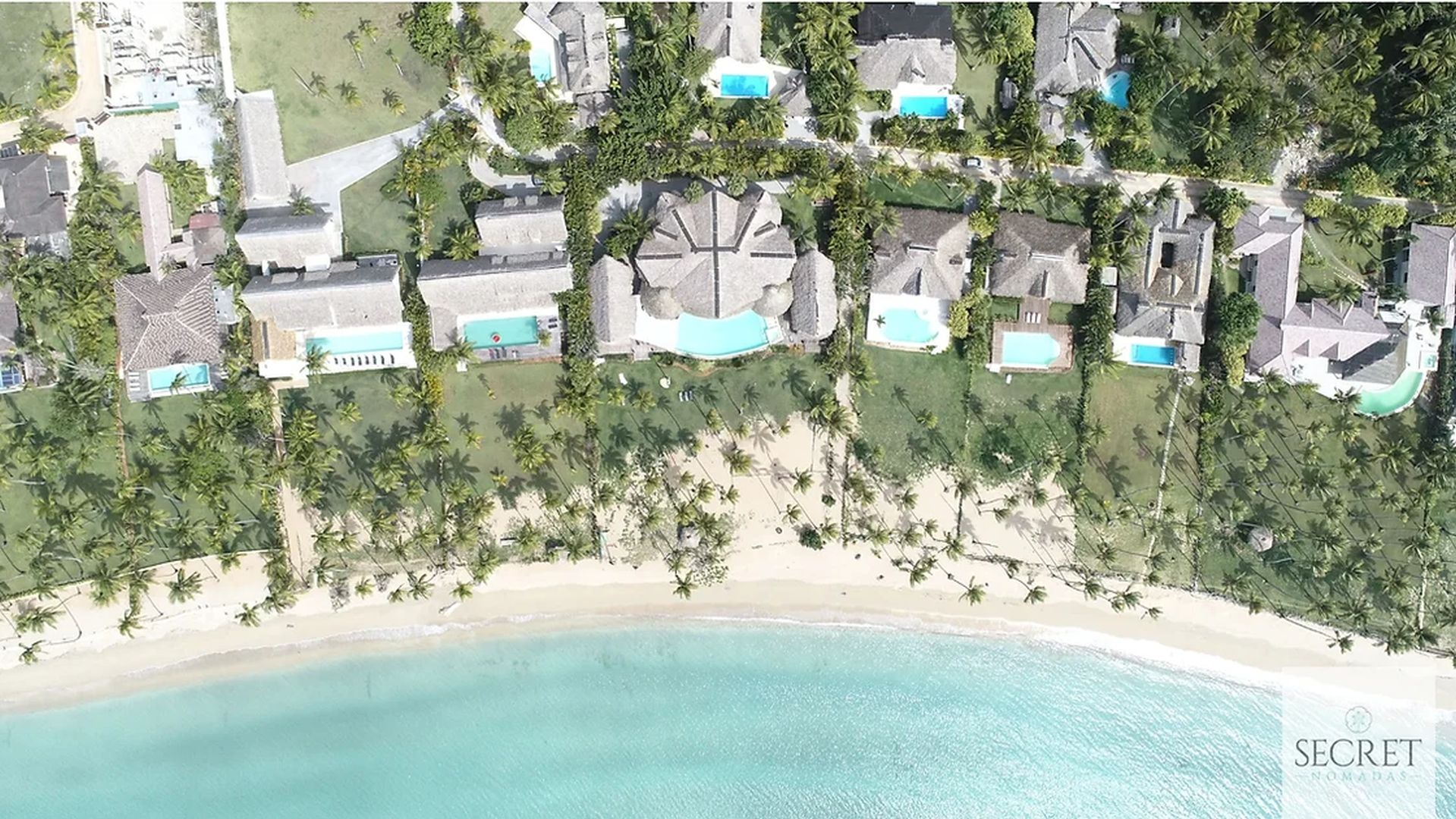 Luftaufnahme einer tropischen Strandvilla