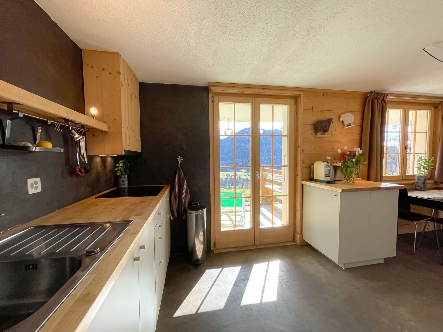 Moderne Küche mit Bergblick