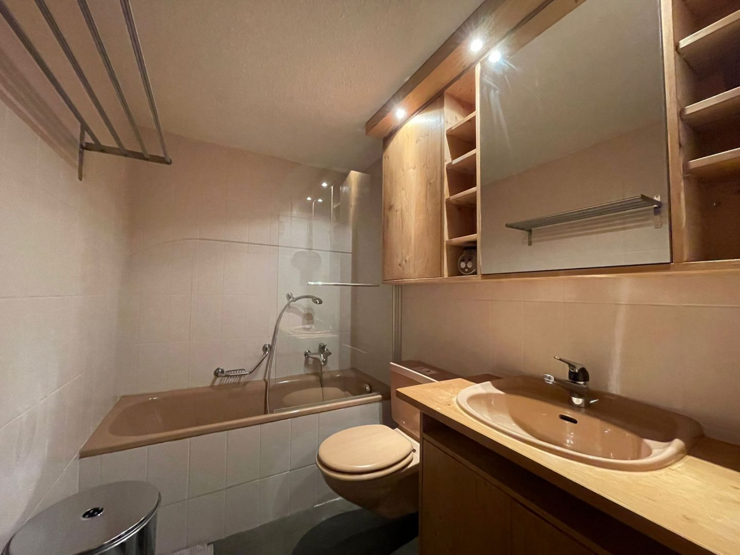 Badezimmer mit Badewanne und Waschtisch