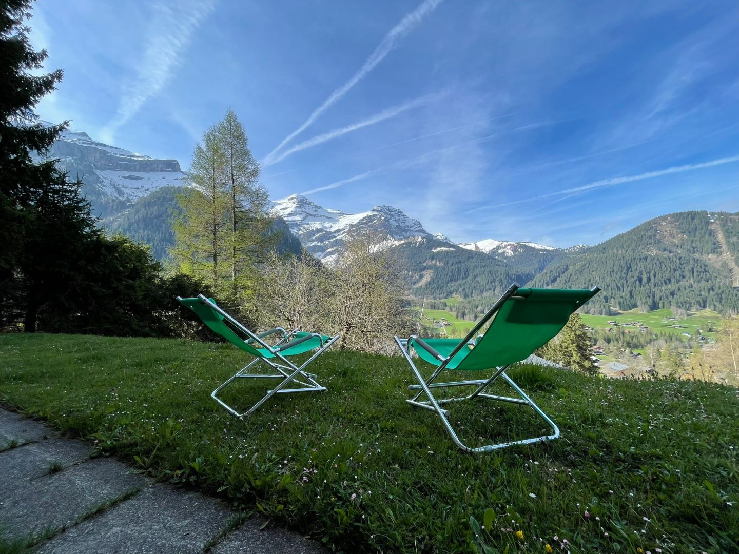 Alpenblick mit Gartenstühlen