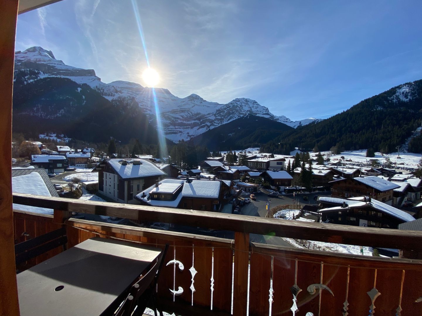 Balkon mit Bergpanorama