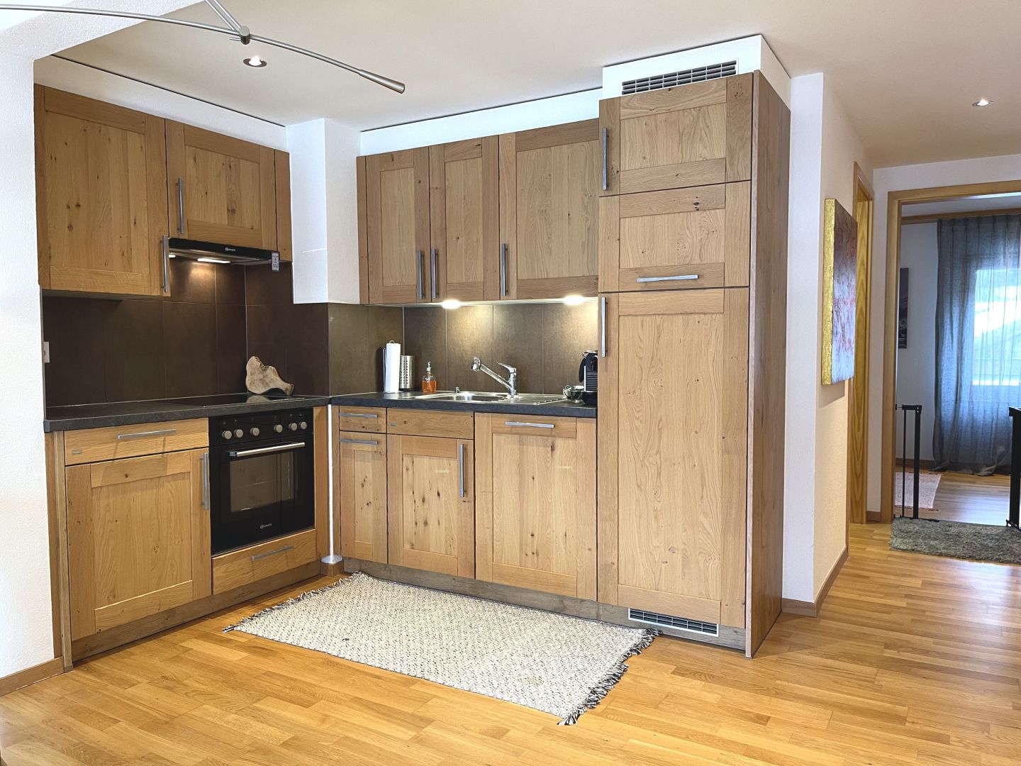 Offene Wohnküche mit Holzfronten