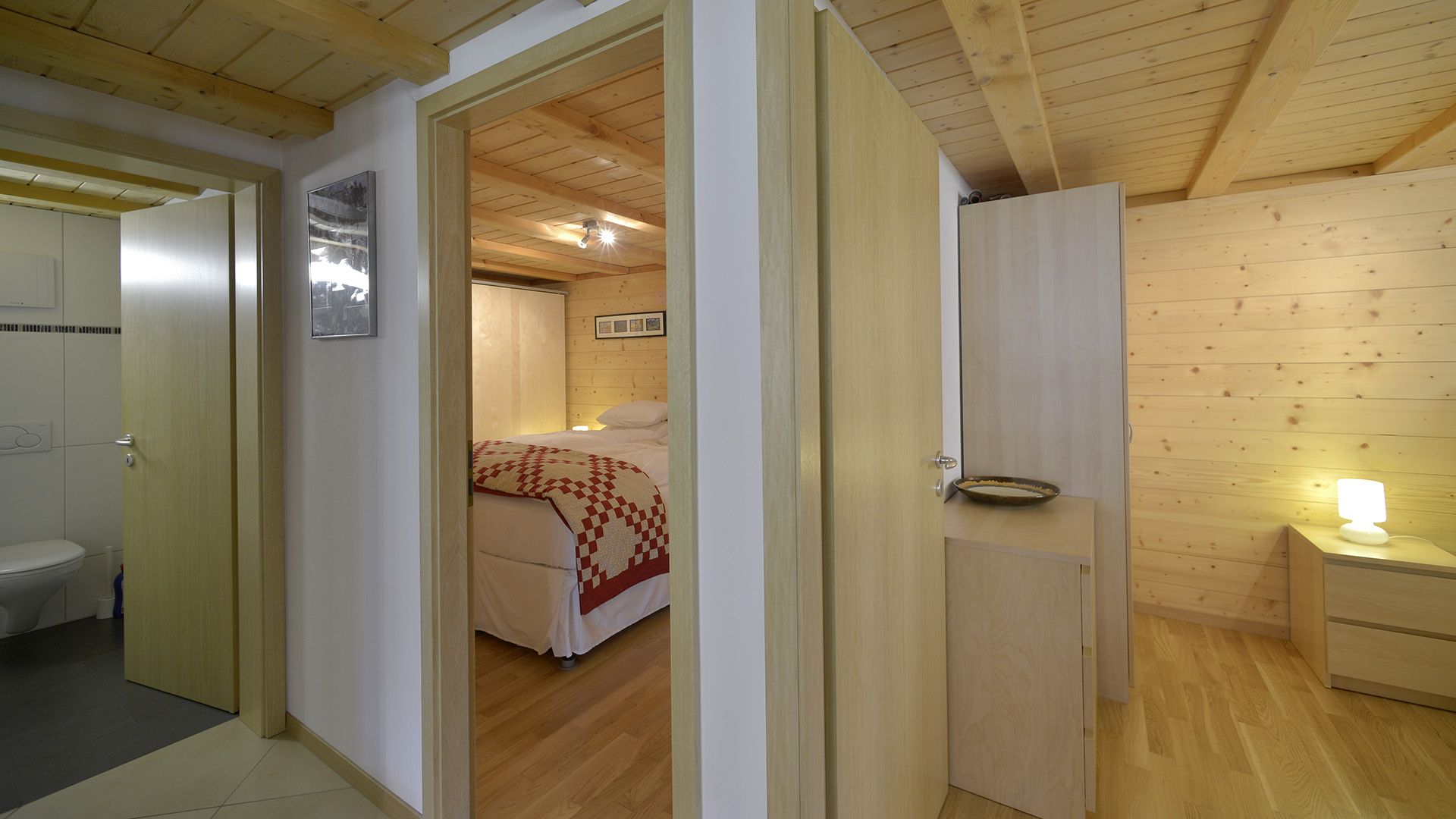 Gemütliches Dachgeschoss mit Holzvertäfelung
