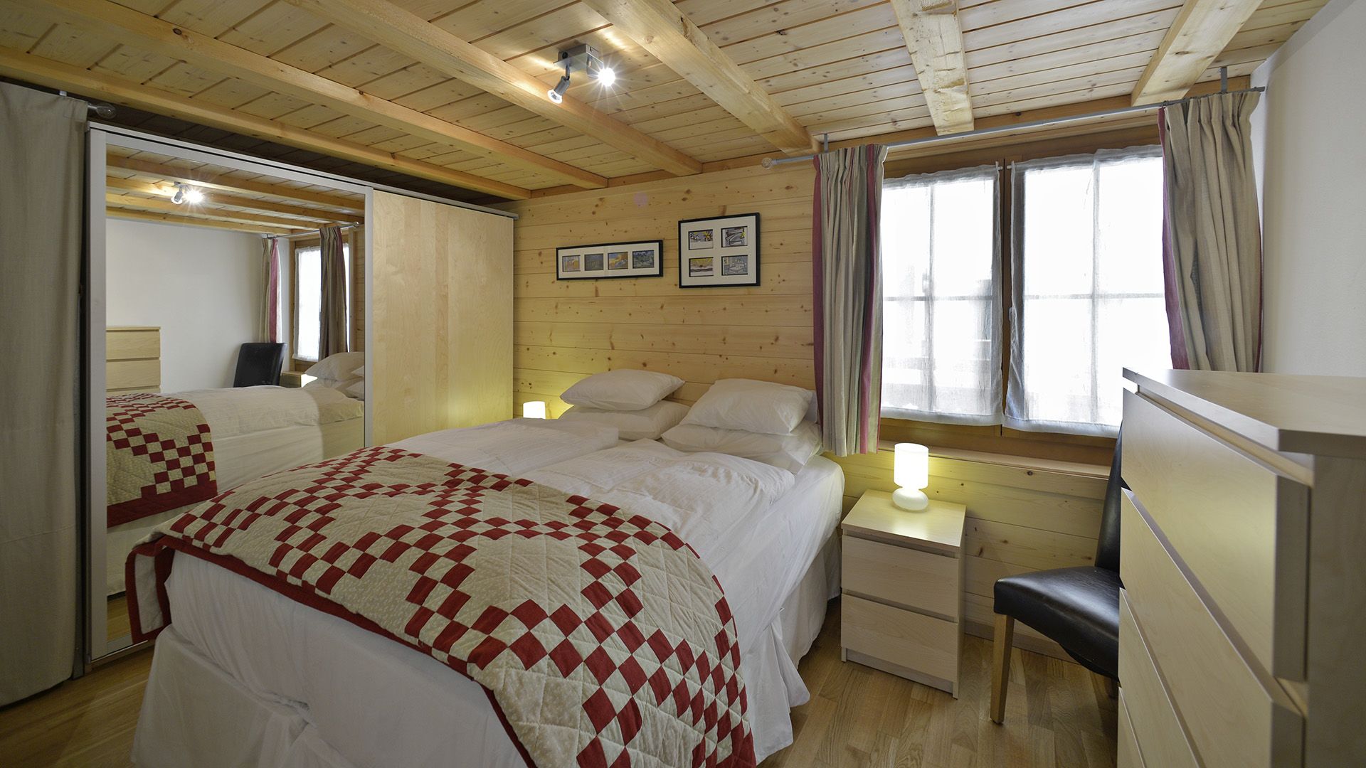 Gemütliches Schlafzimmer mit Holzausbau