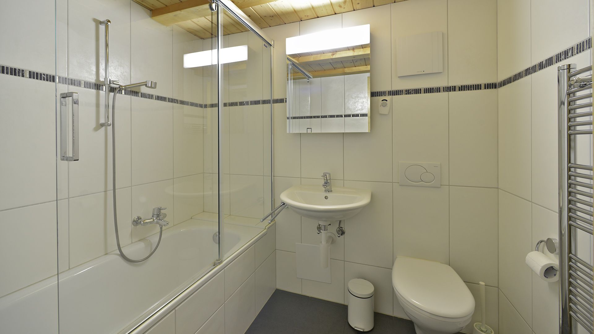 Modernes Badezimmer mit Wanne, Dusche und WC