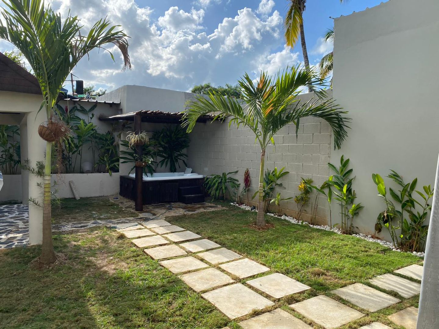 Tropischer Garten mit Whirlpool