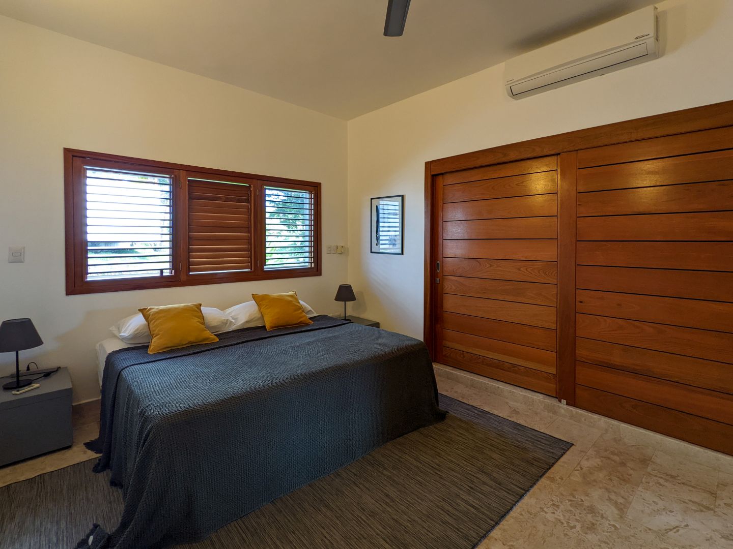 Schlafzimmer mit Holzdetails
