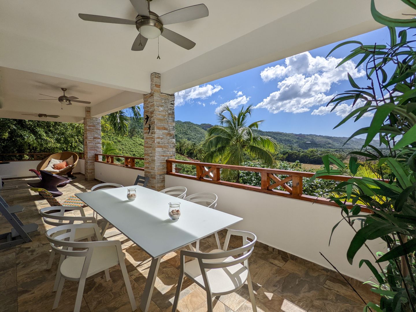Überdachte Terrasse mit Ausblick
