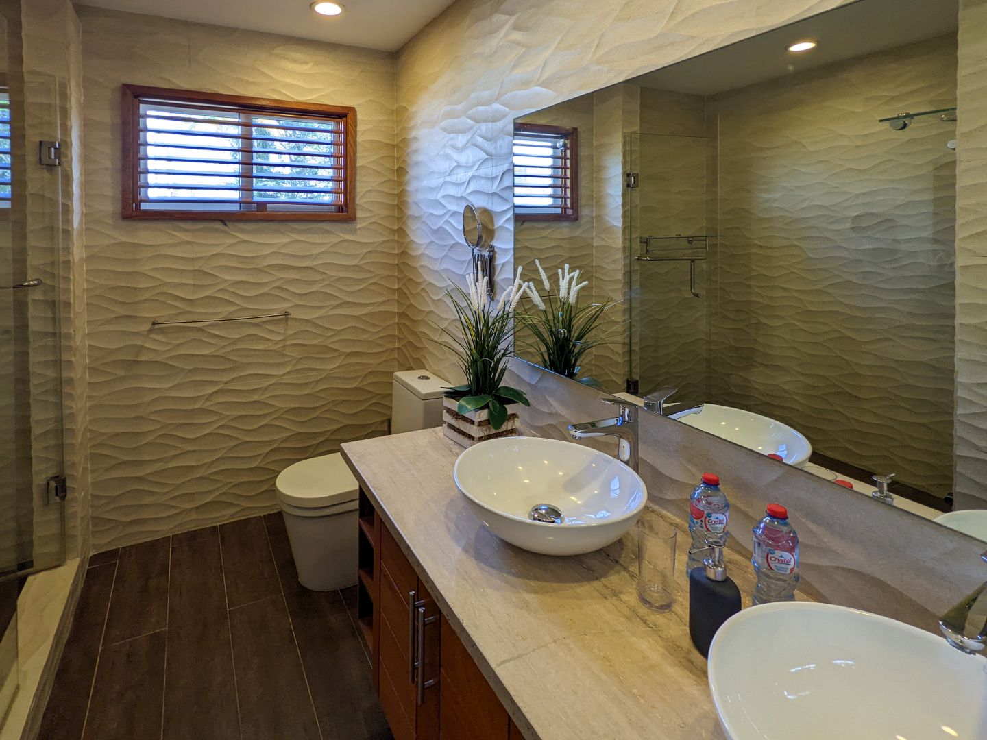 Modernes Badezimmer mit Doppelwaschbecken
