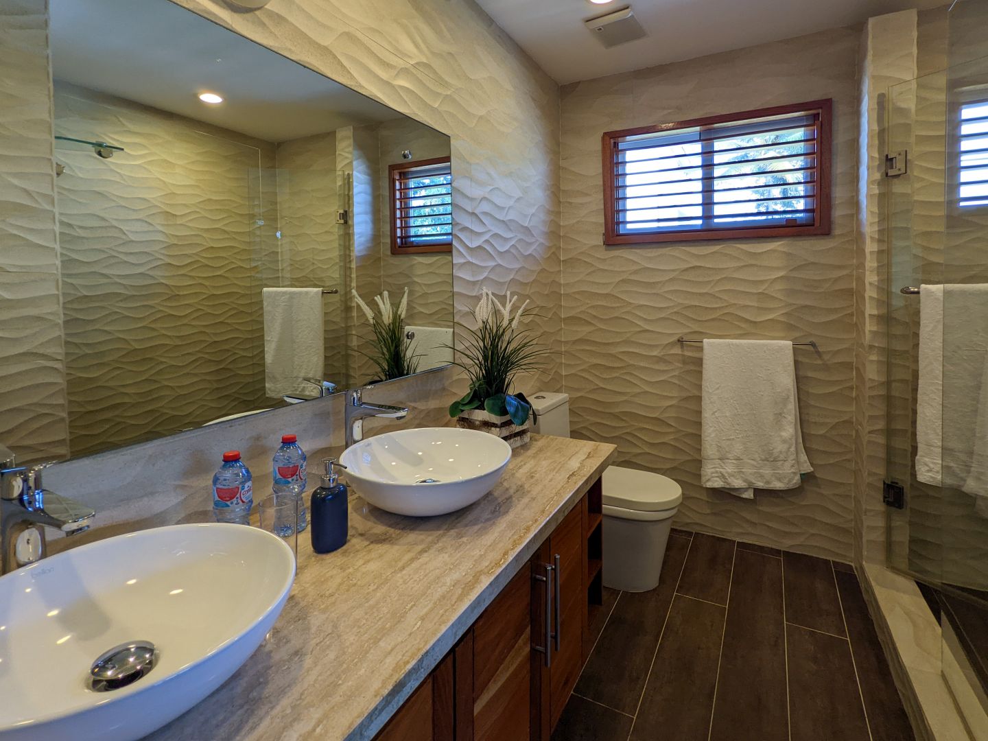 Modernes Badezimmer mit Doppelwaschbecken