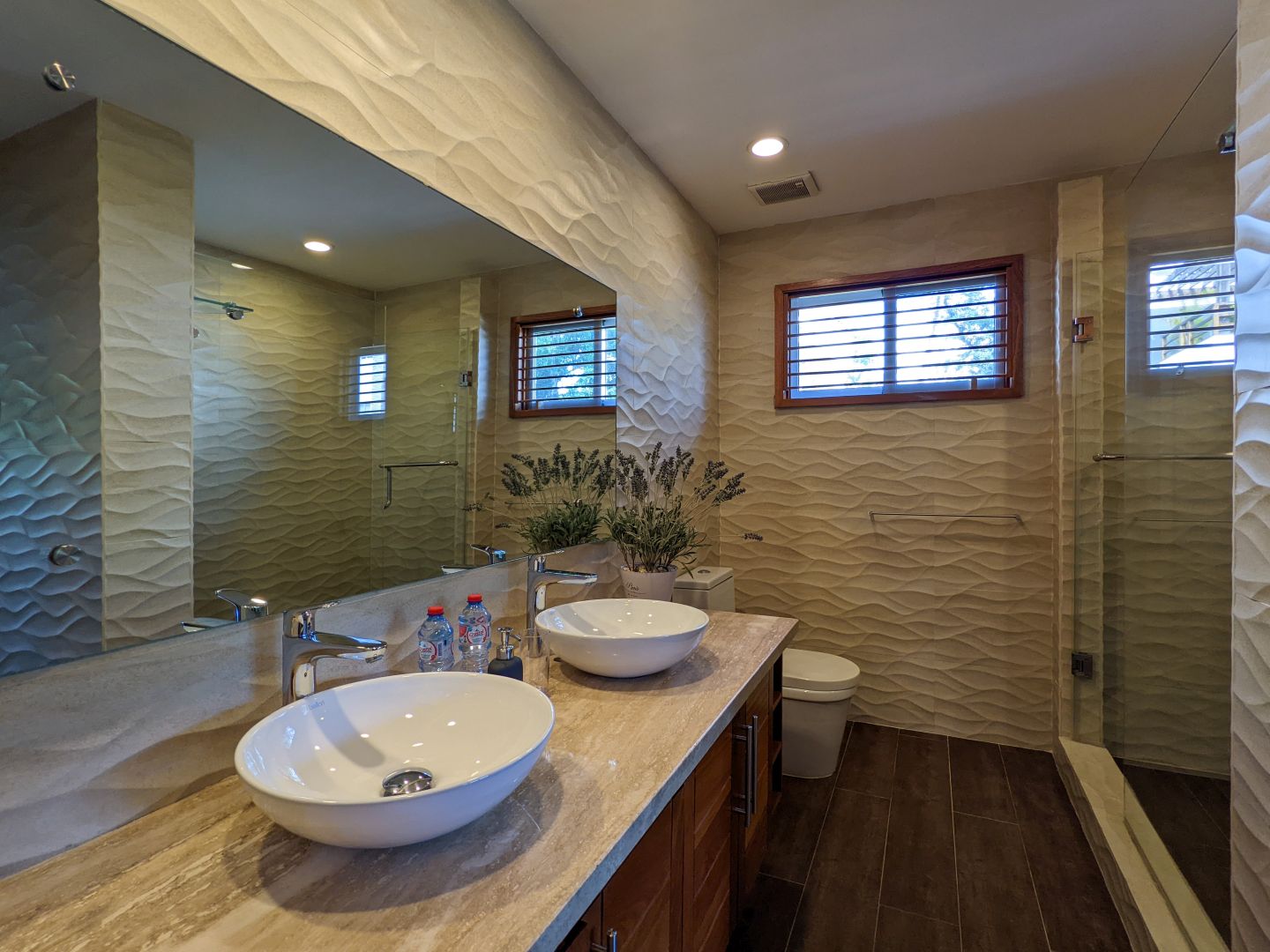 Modernes Badezimmer mit Doppelwaschtisch und Walk-in-Dusche