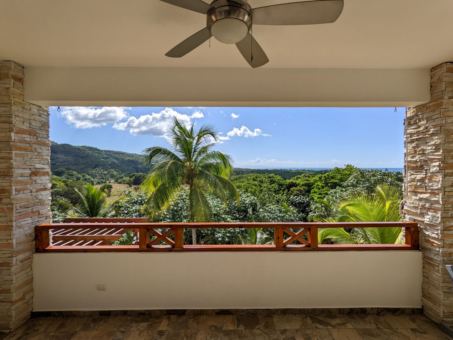 Überdachter Balkon mit Meerblick