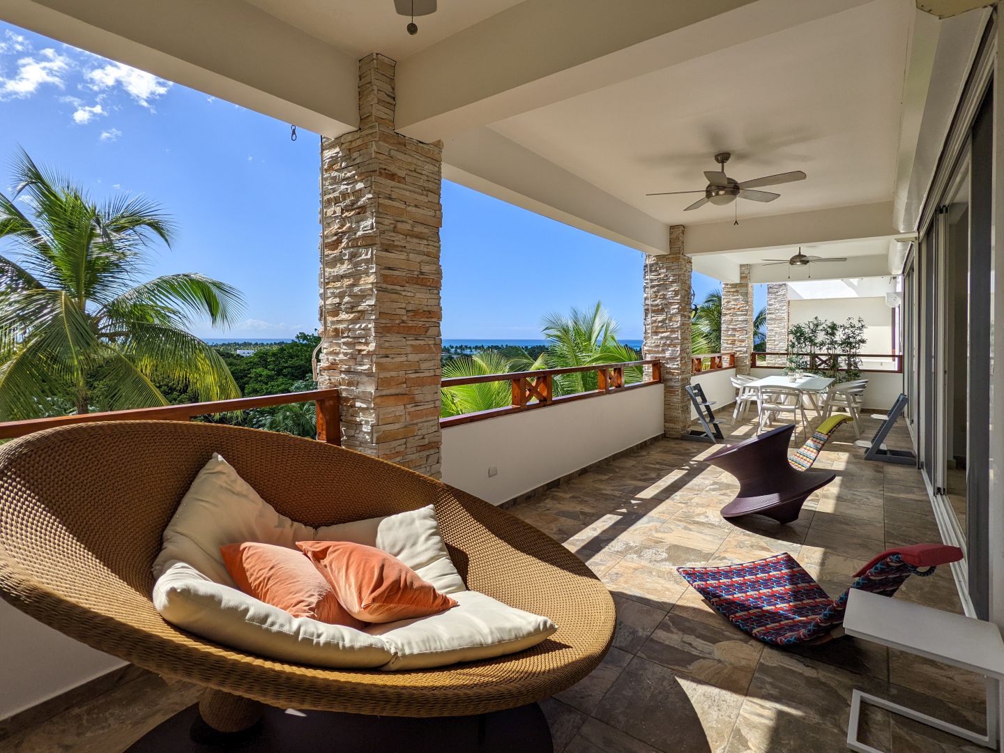 Überdachte Terrasse mit Meerblick