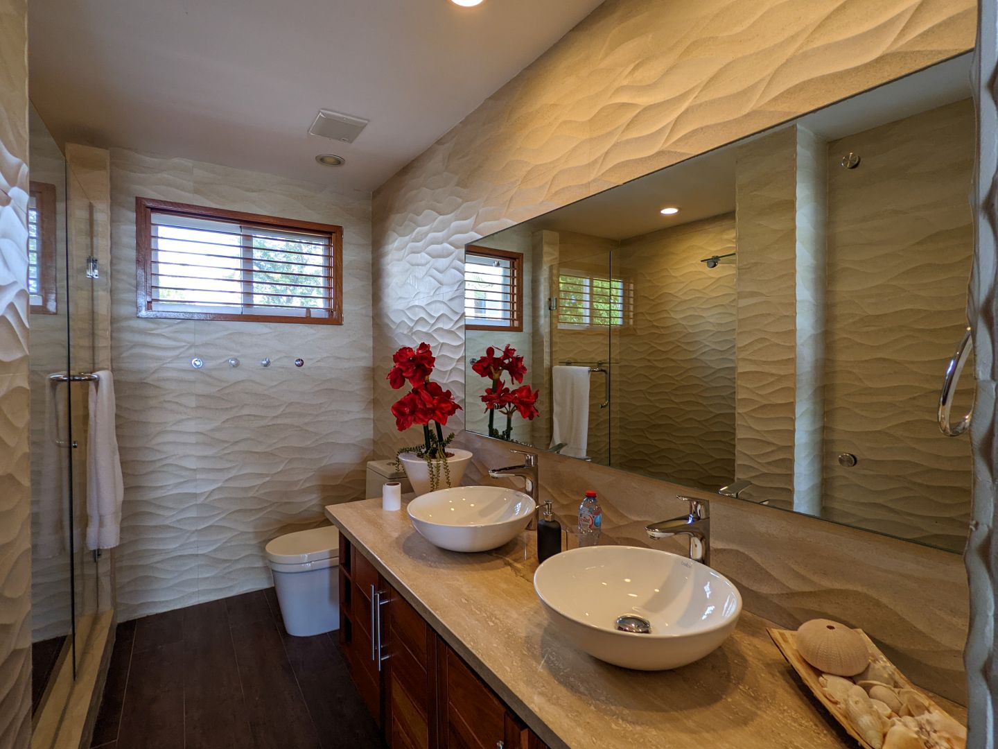 Modernes Badezimmer mit Doppelwaschtisch
