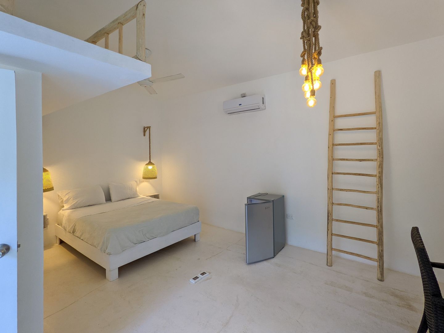 Minimalistisches Schlafzimmer mit Galerie