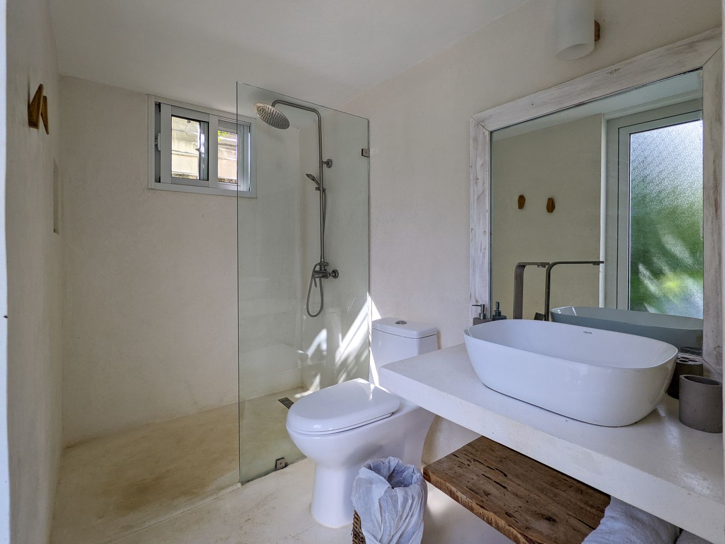 Modernes Badezimmer mit Walk-in-Dusche und Waschtisch