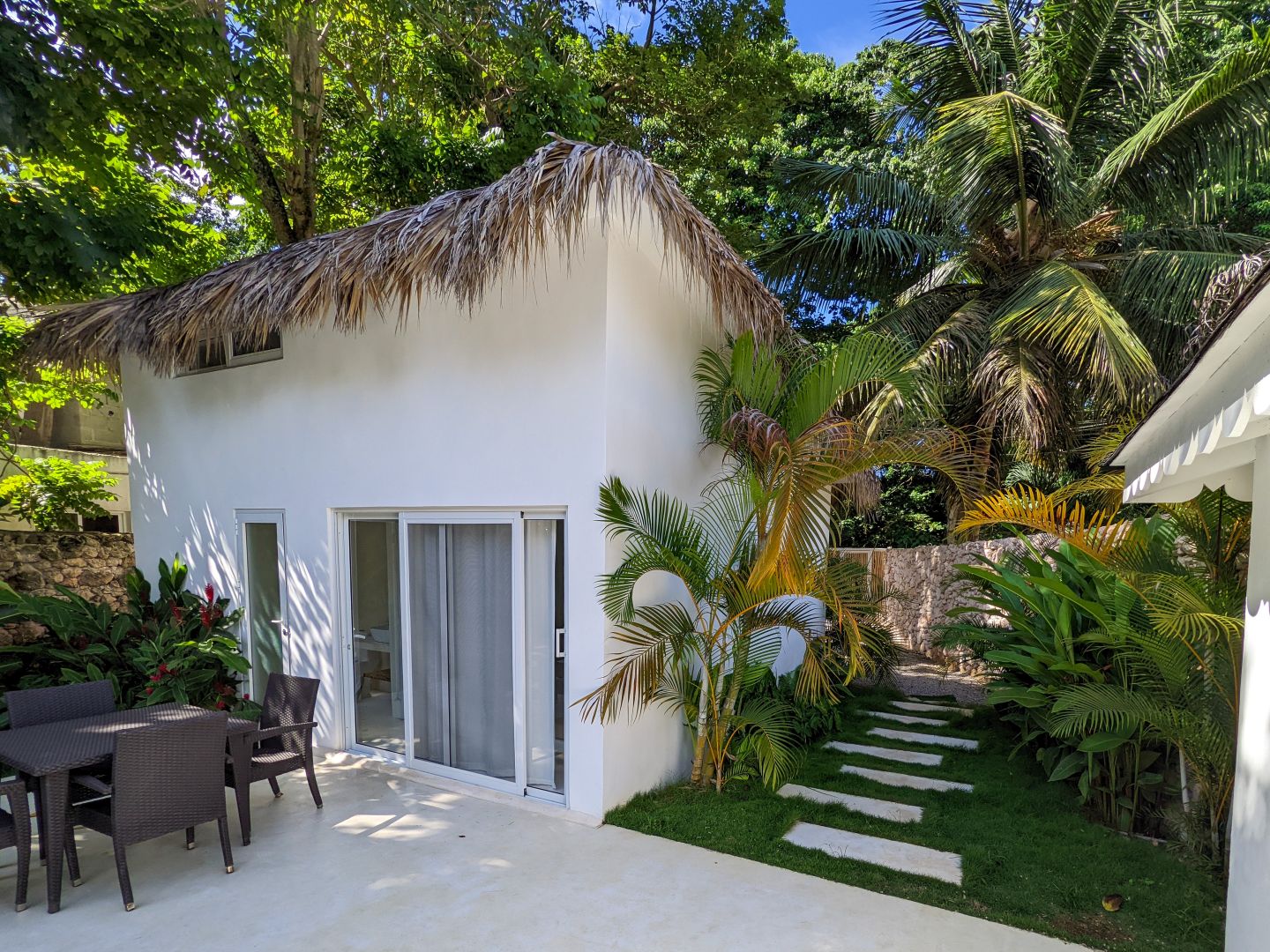 Tropische Terrasse mit kleiner weißer Villa