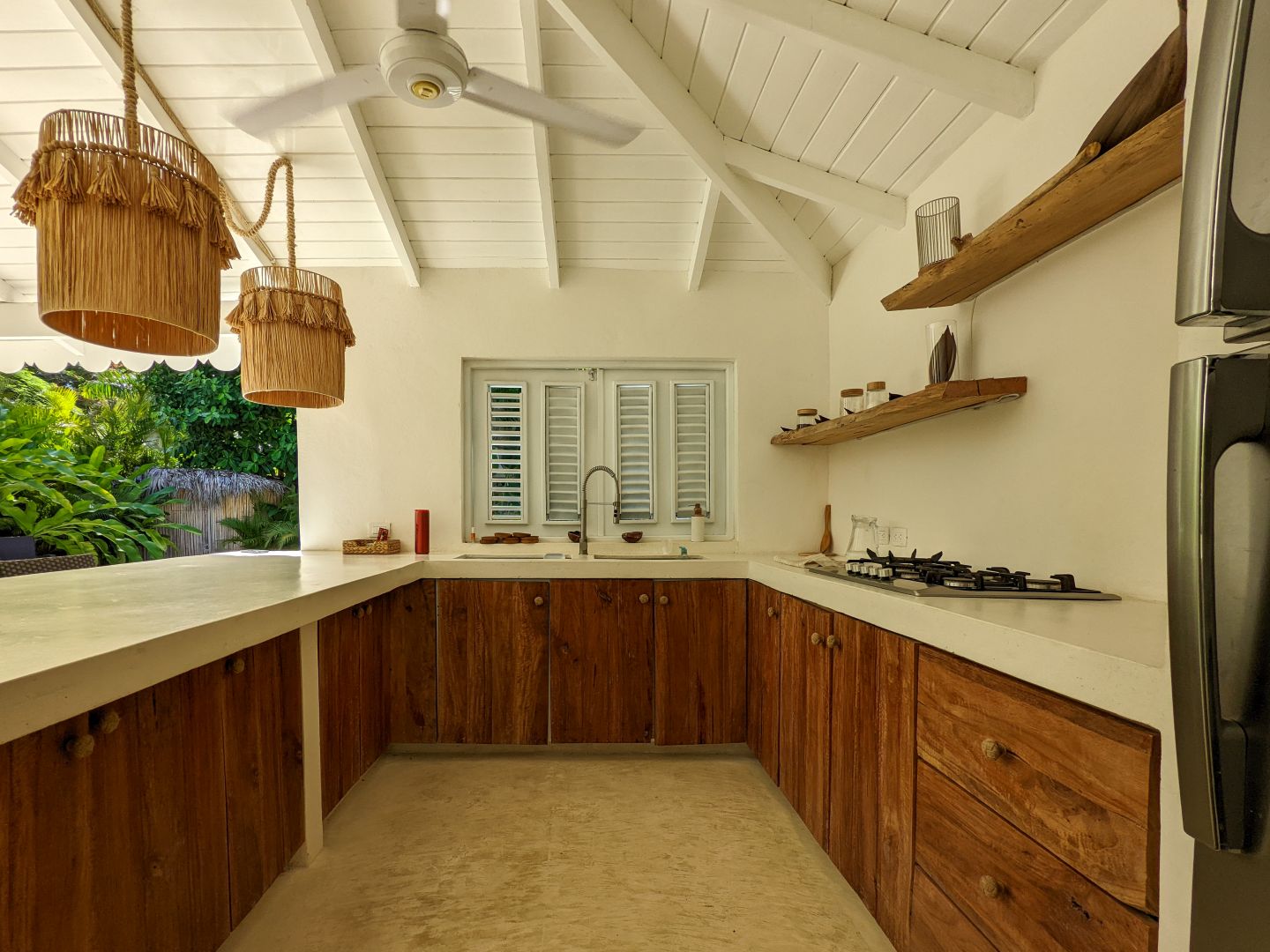 Offene Outdoor-Küche mit Naturmaterialien