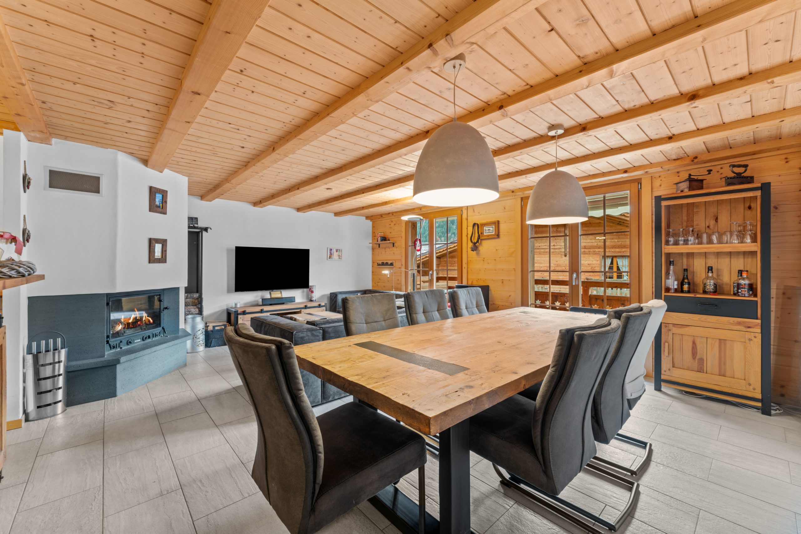 Offener Wohn- und Essbereich im Chalet-Stil