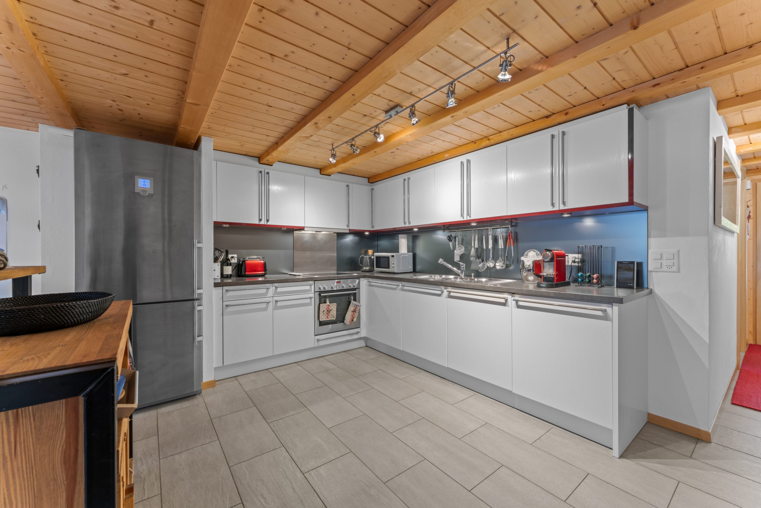 Moderne Küche mit Holzdecke