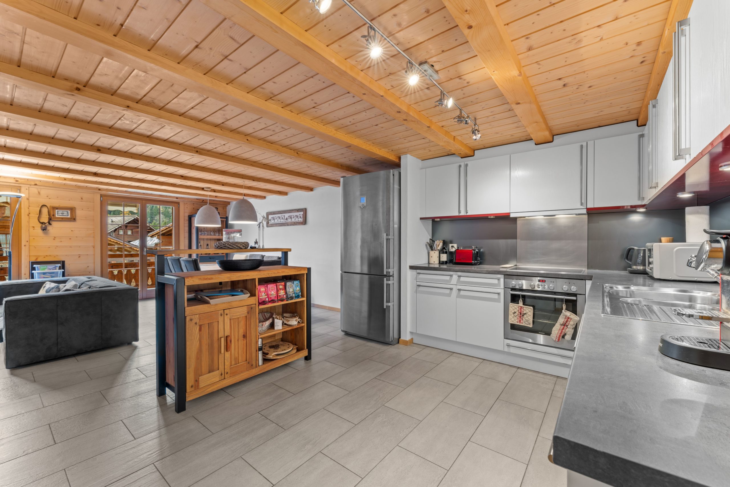 Offene Küche mit Wohnbereich in Holzhaus