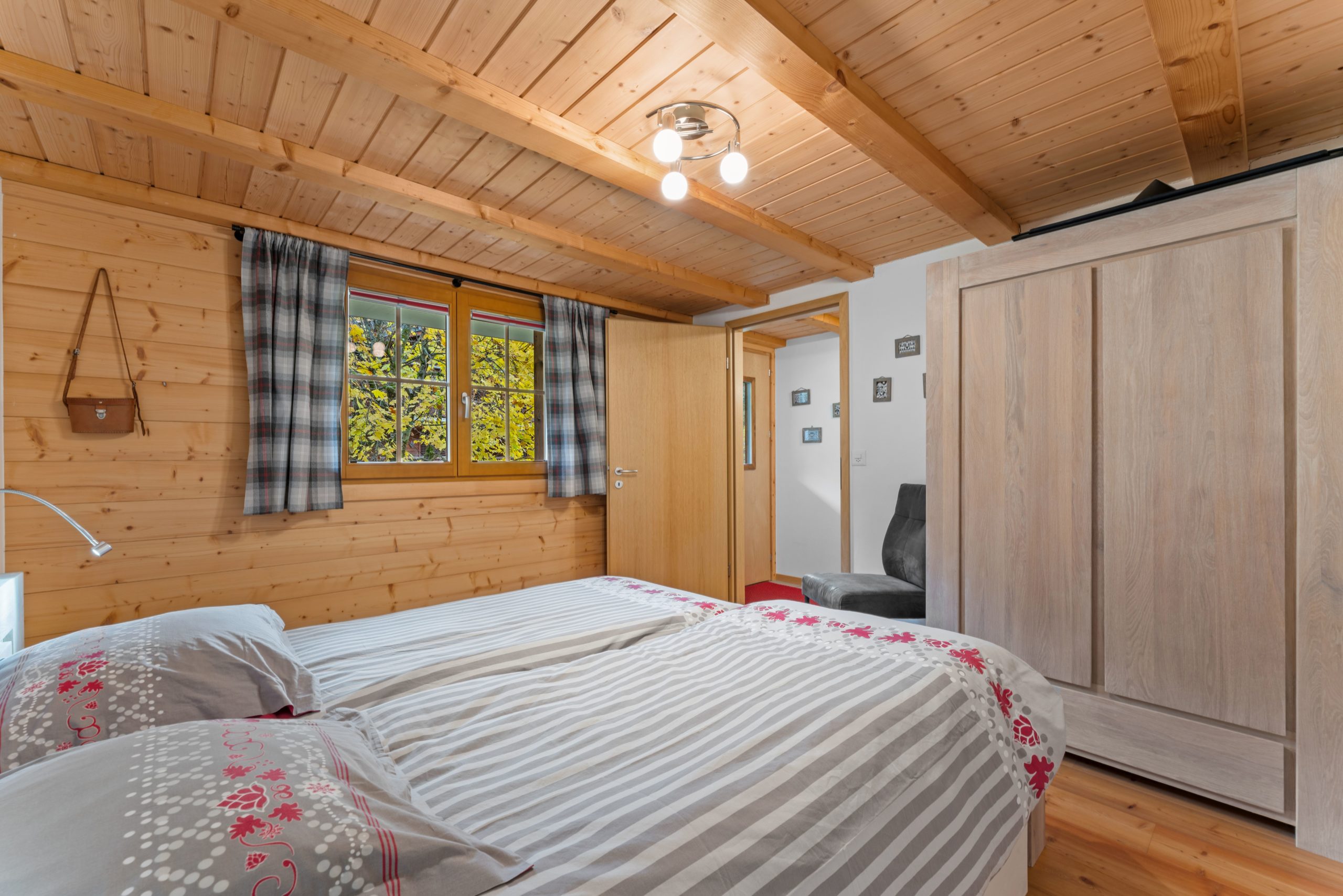 Gemütliches Schlafzimmer mit Holzverkleidung