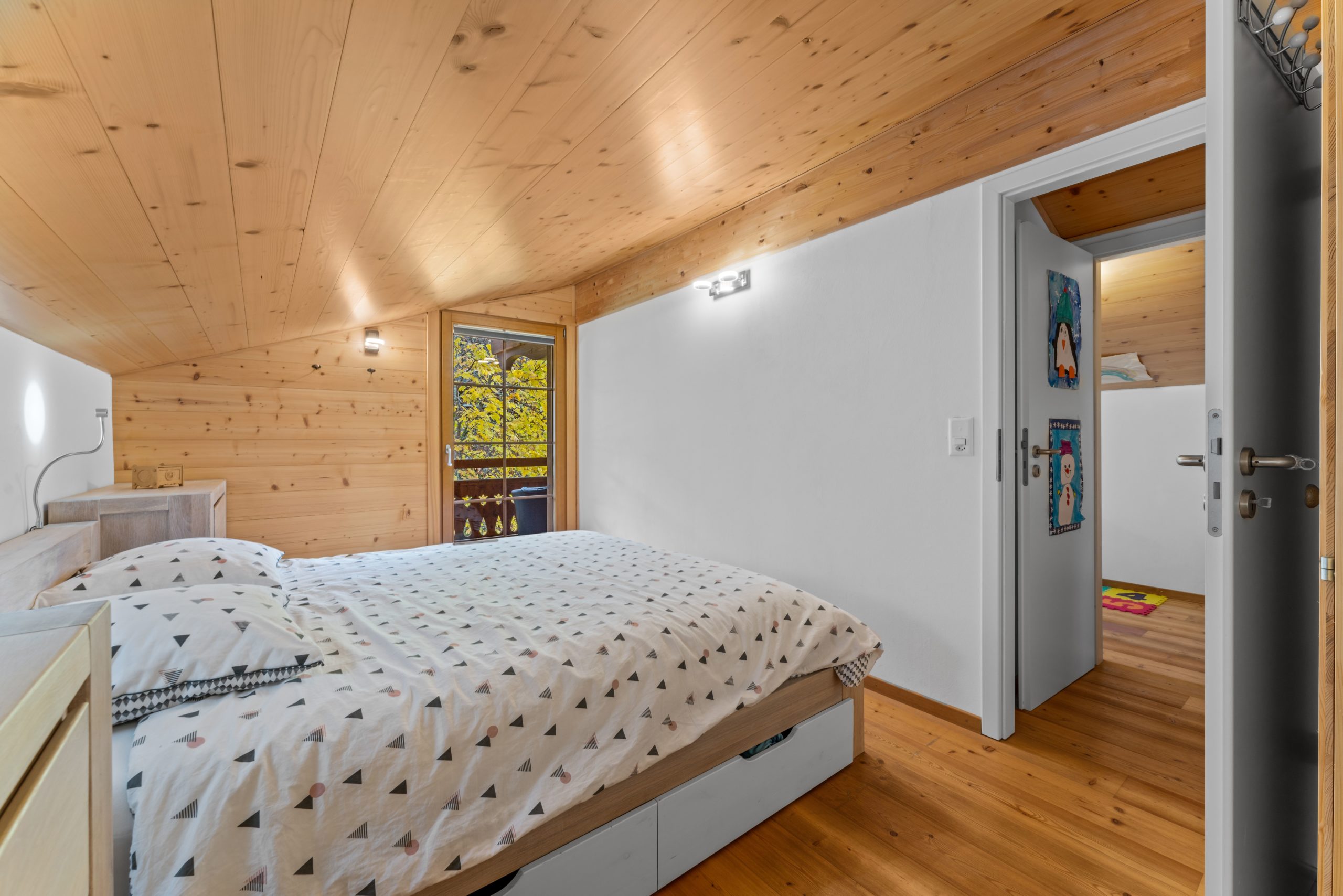 Helles Schlafzimmer mit Holzverkleidung