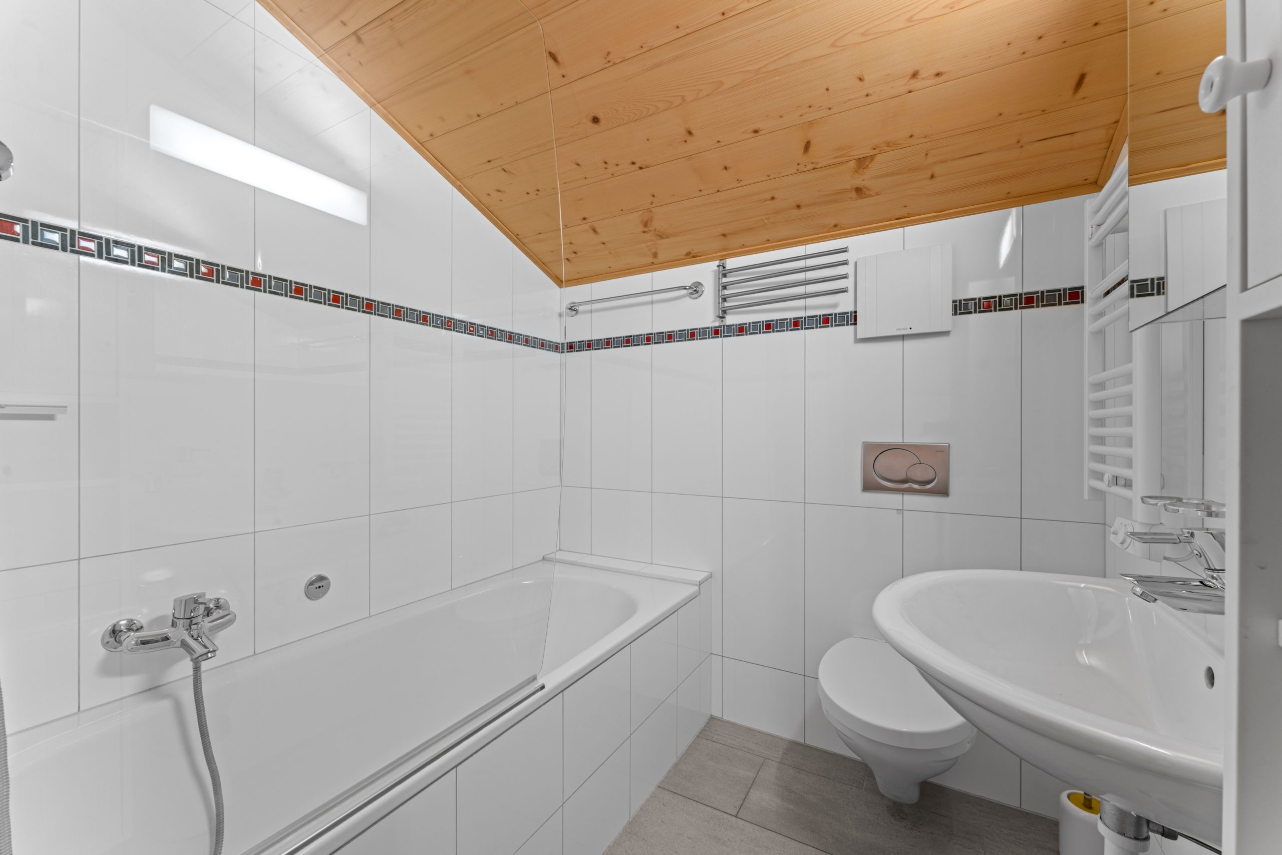 Badezimmer mit Badewanne und WC