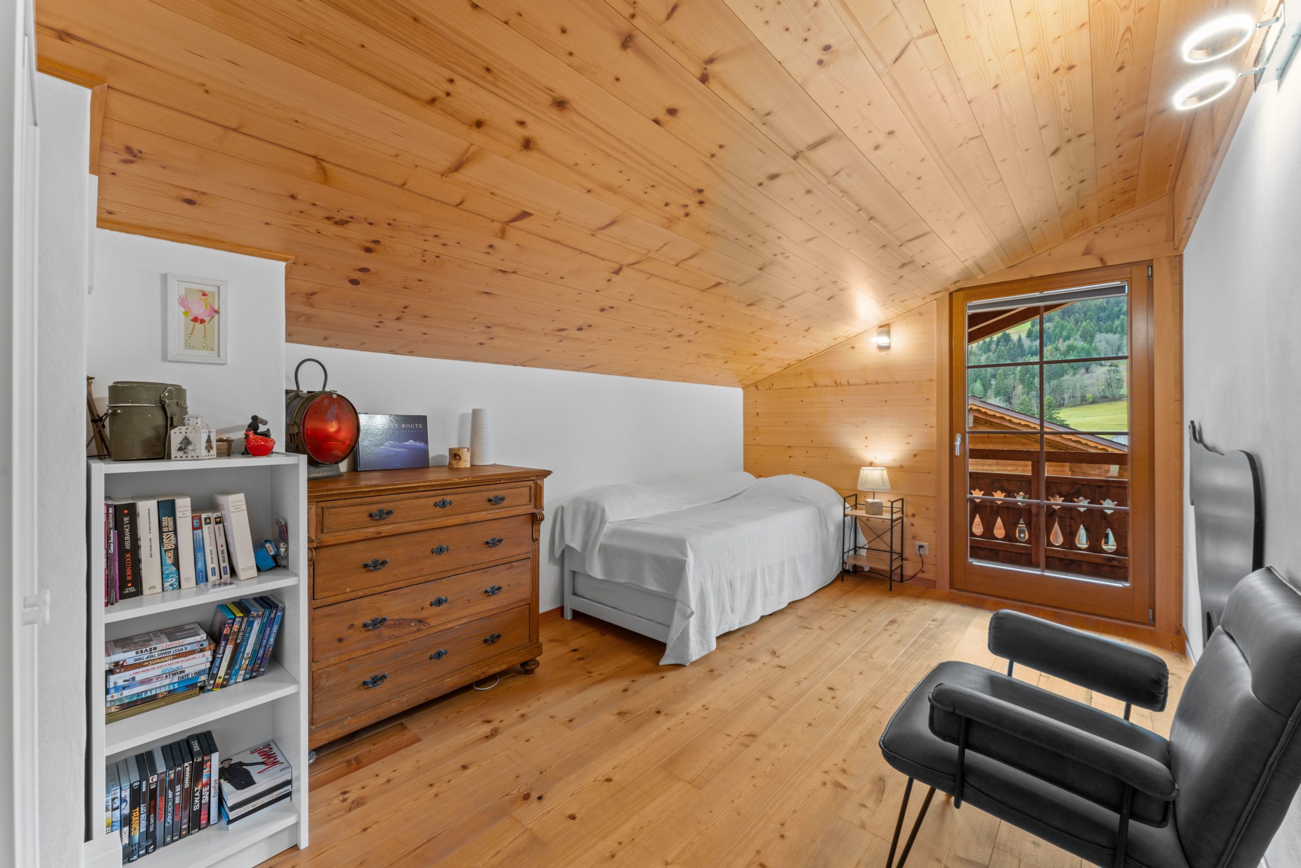 Gemütliches Dachzimmer mit Holzverkleidung