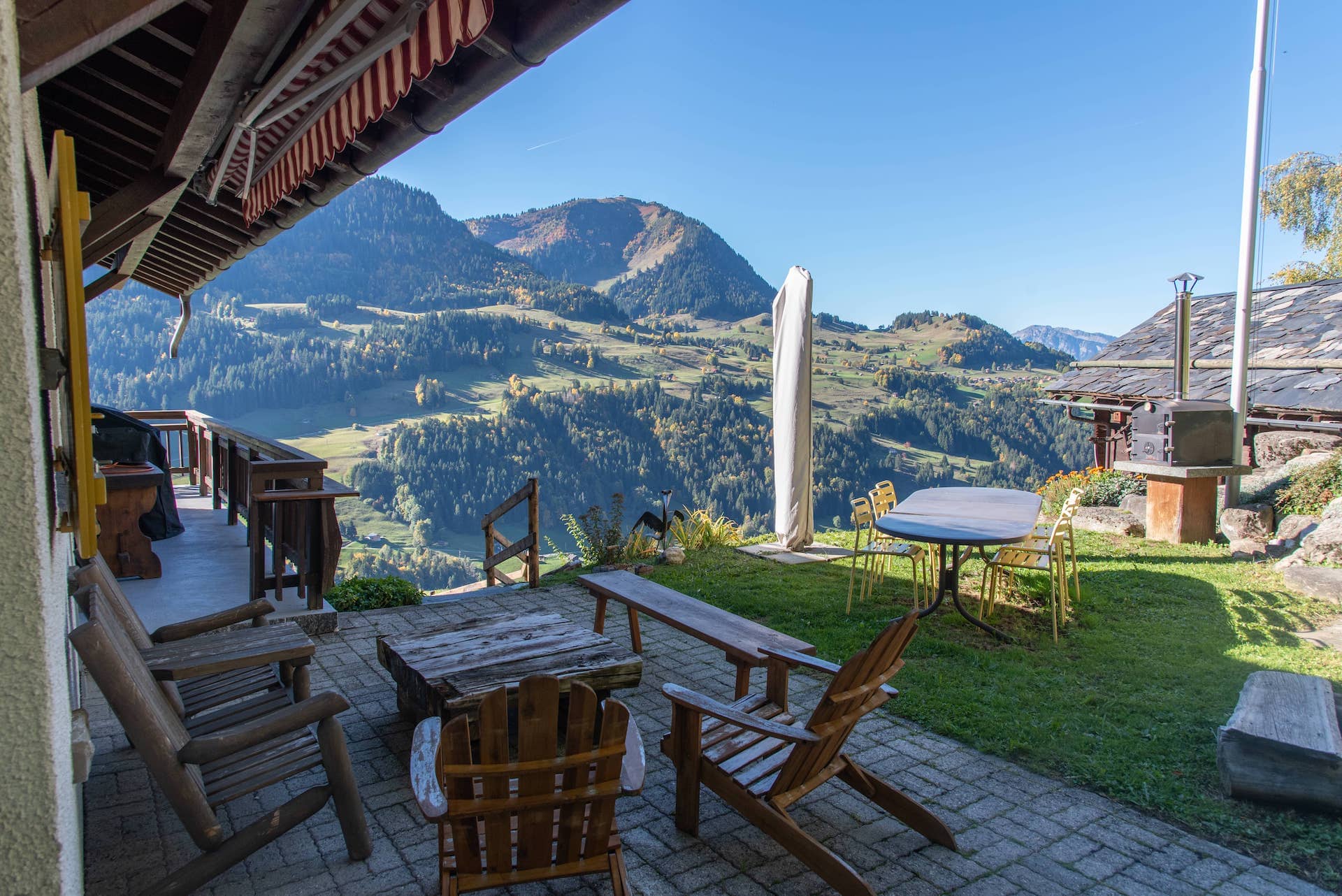 Alpen-Terrasse mit Bergpanorama
