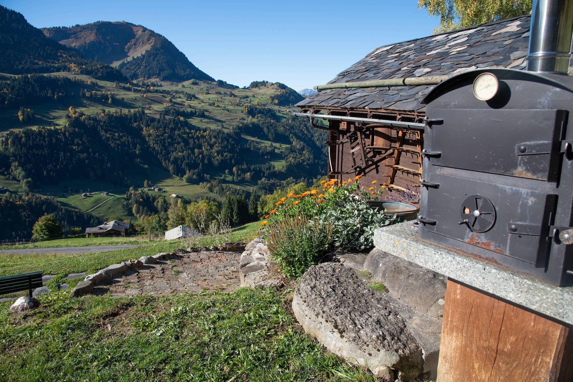 Alpenblick mit Holzofen und Hütte