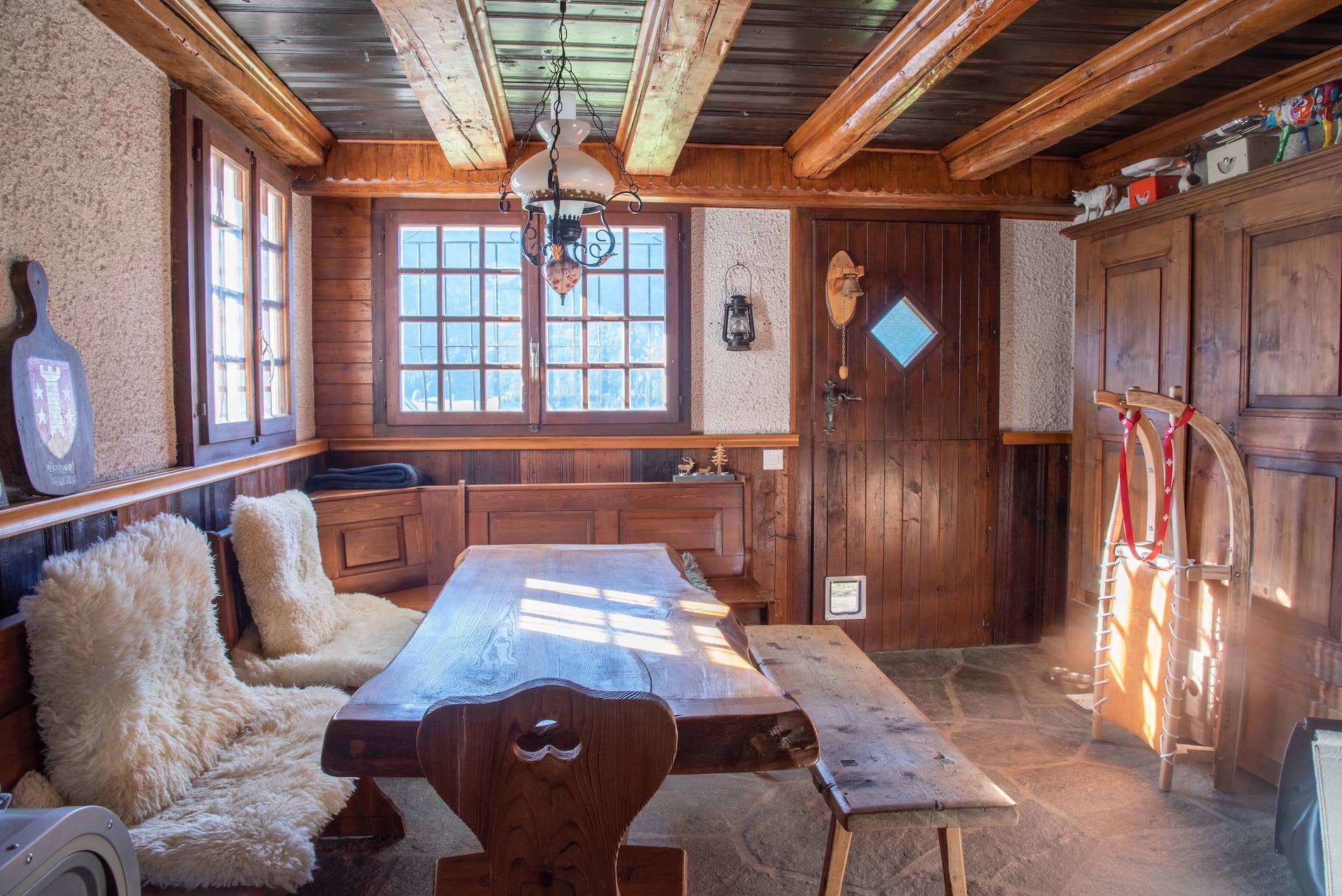 Rustikale Holzhütte mit gemütlicher Sitzecke