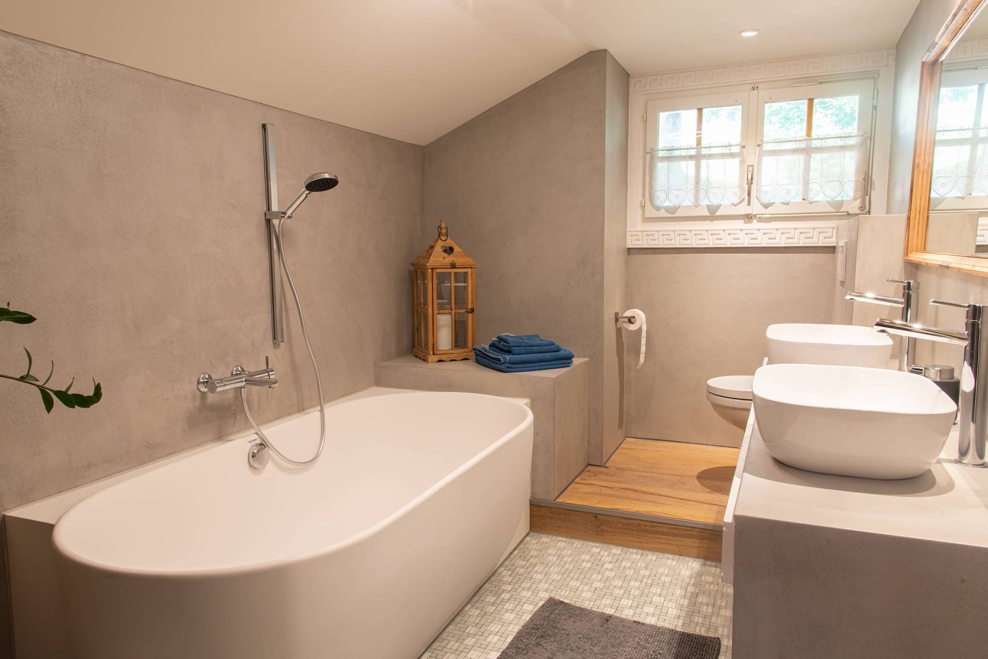 Modernes Badezimmer mit Badewanne und Doppelwaschtisch