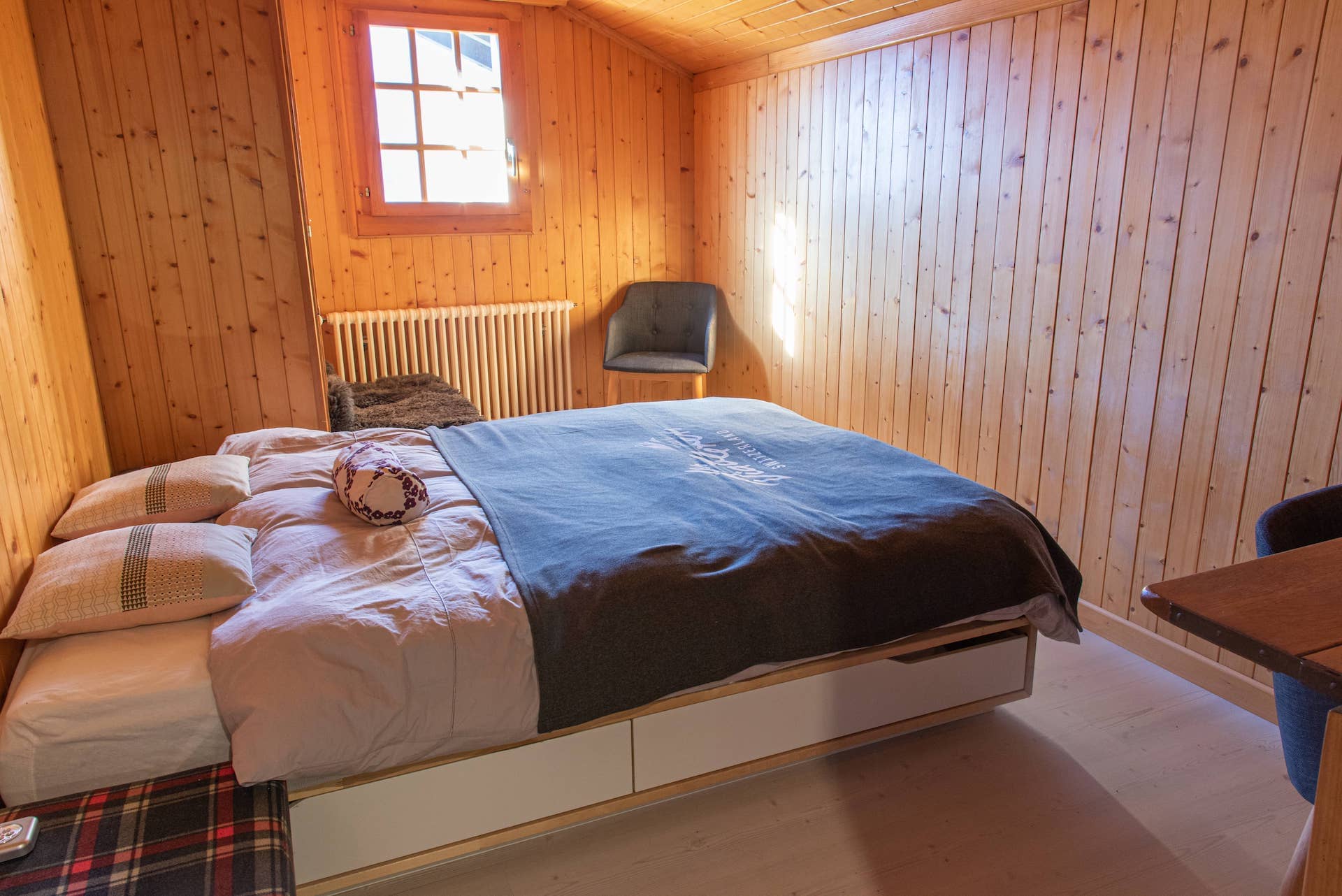 Gemütliches Holzzimmer mit Bett