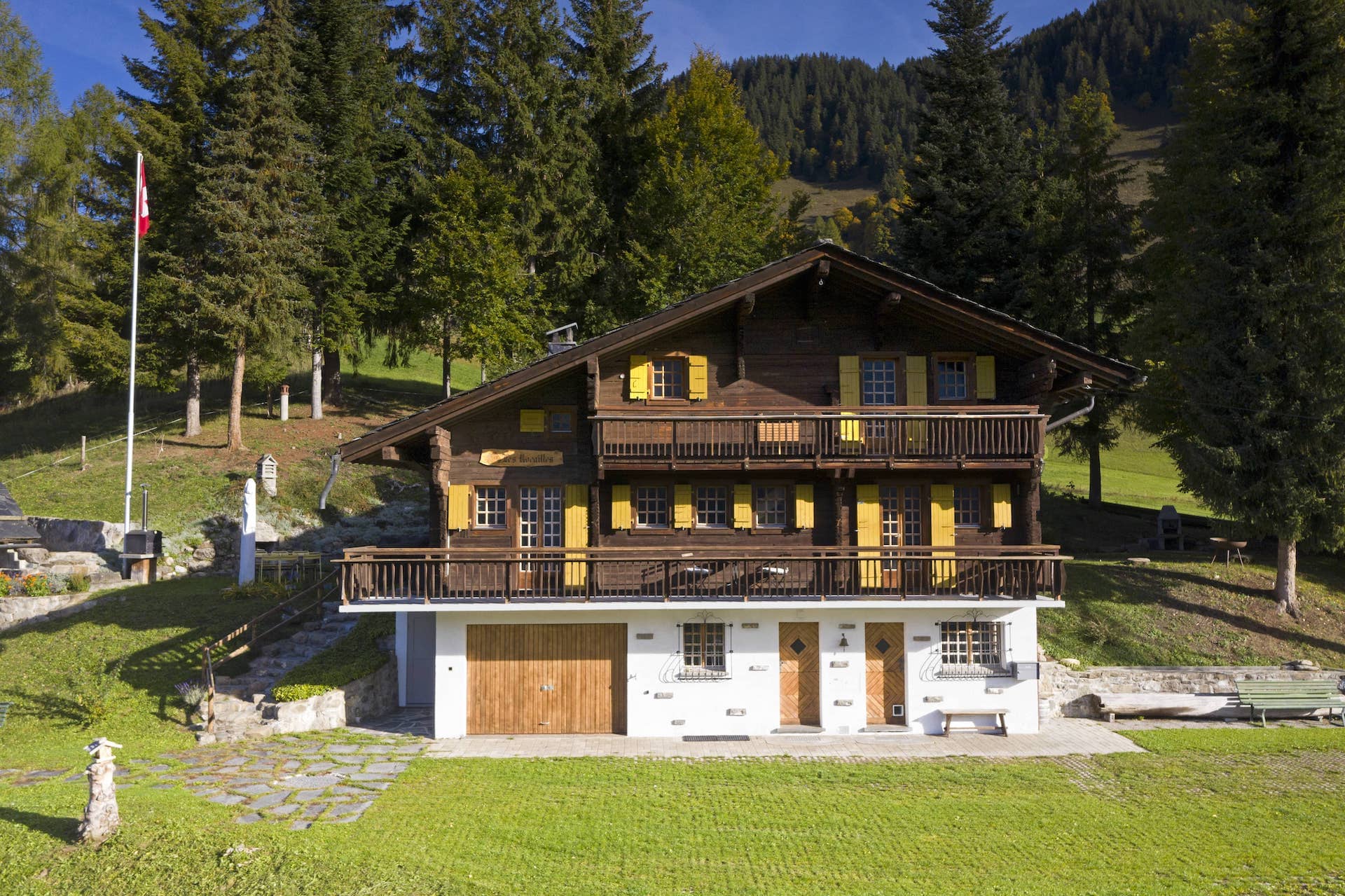 Alpenchalet mit Balkon und Schweizer Flagge