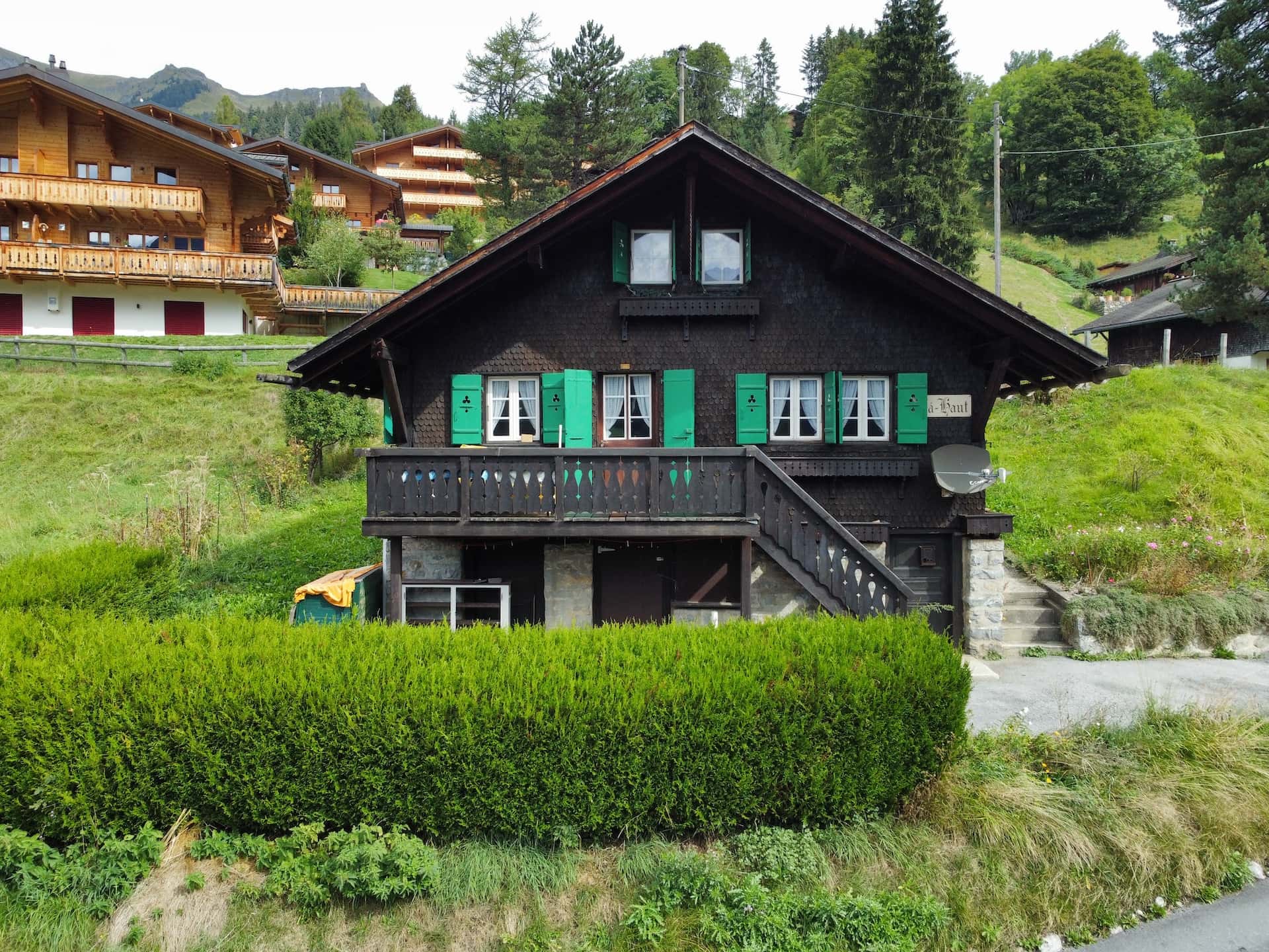 Alpines Holzhaus mit Hanglage