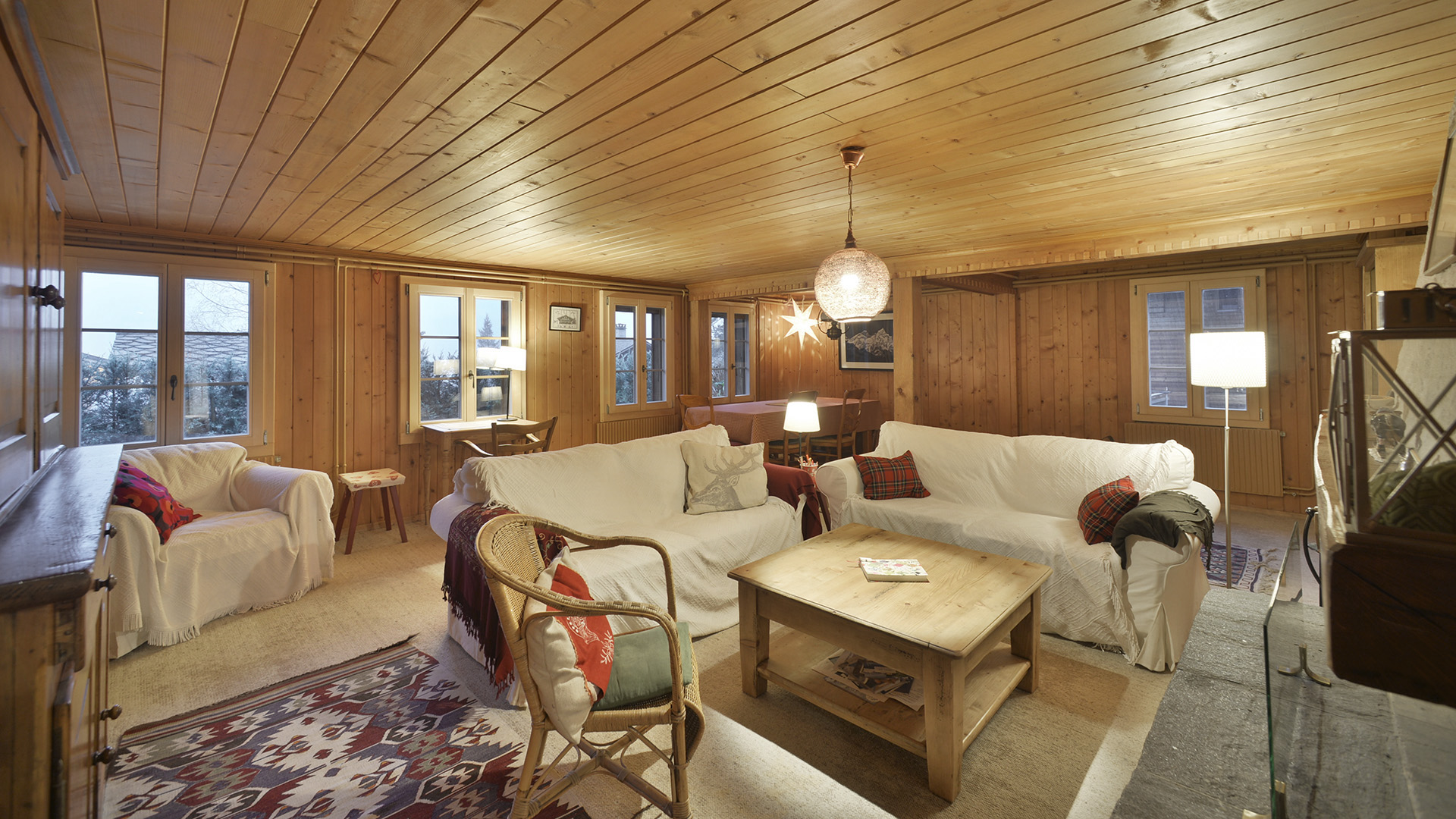Gemütliches Holzwohnzimmer im Chalet-Stil