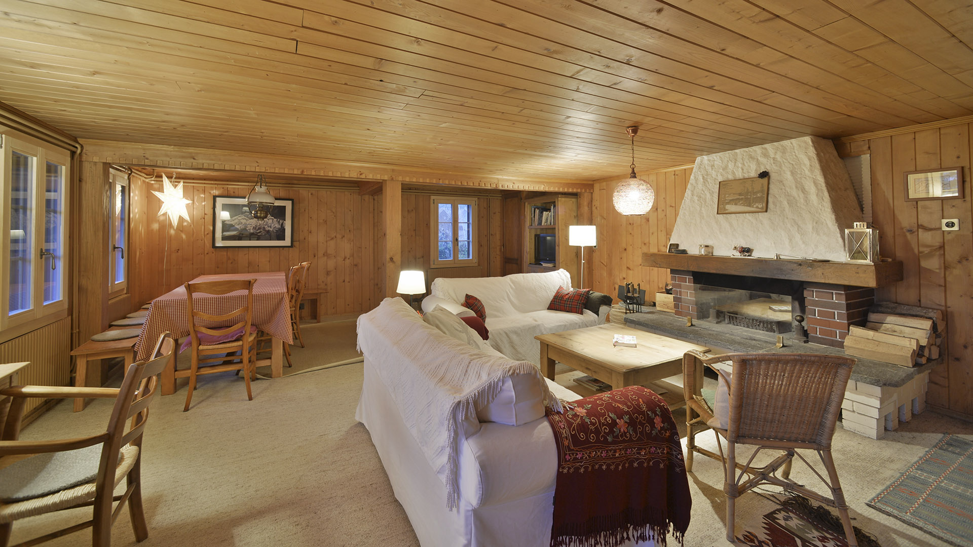 Gemütliches Holzwohnzimmer mit Kamin