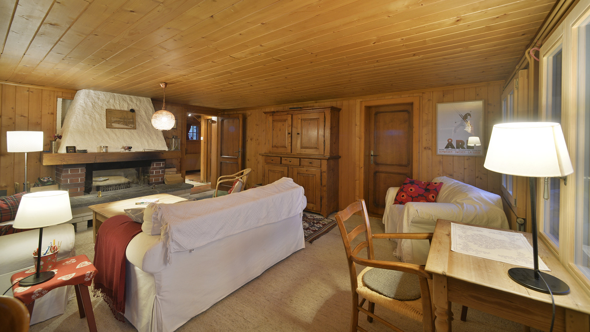 Gemütliches Wohnzimmer im Chalet-Stil