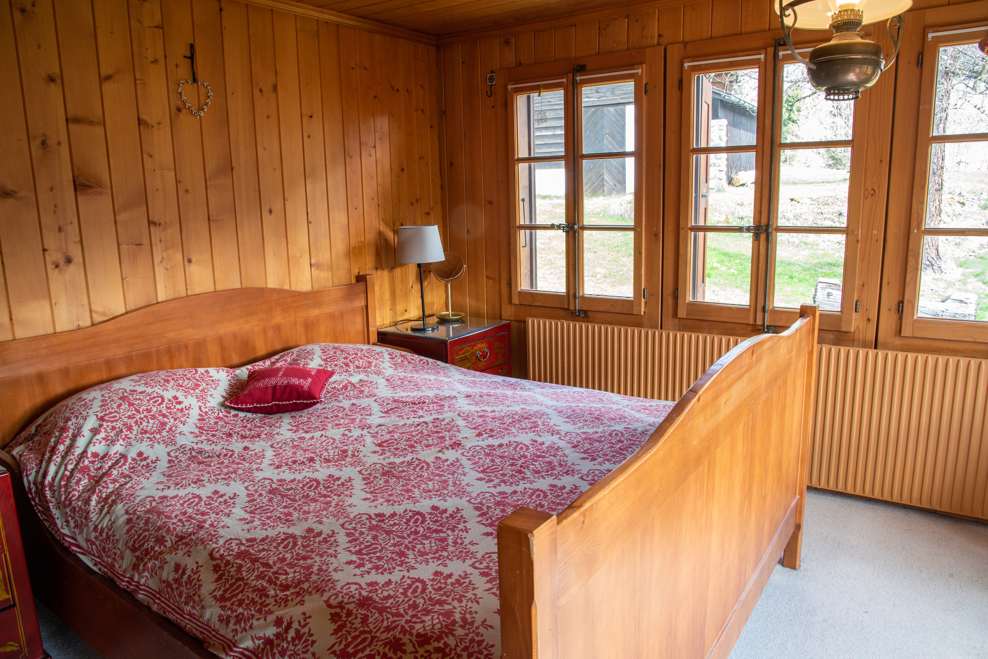 Gemütliches Schlafzimmer mit Holzverkleidung