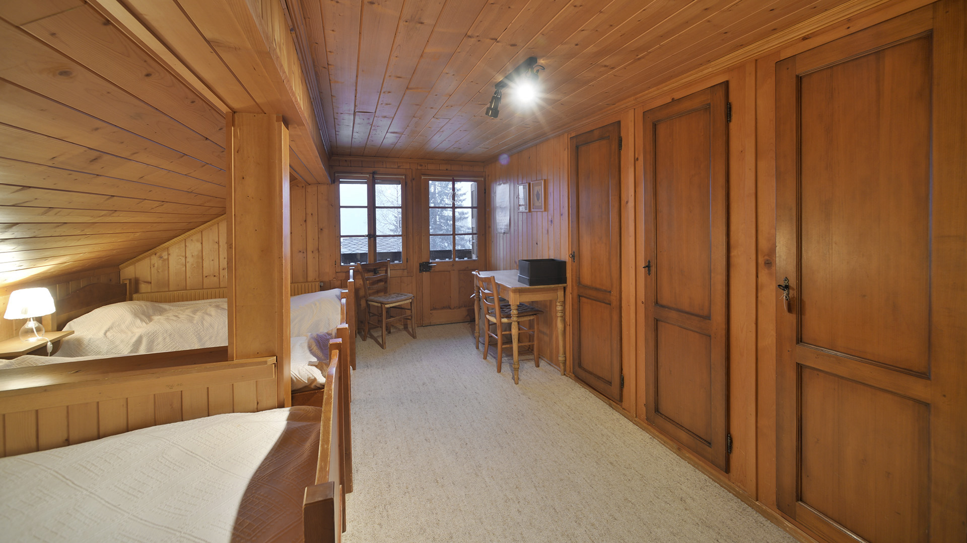 Holzvertäkeltes Dachgeschoss-Schlafzimmer