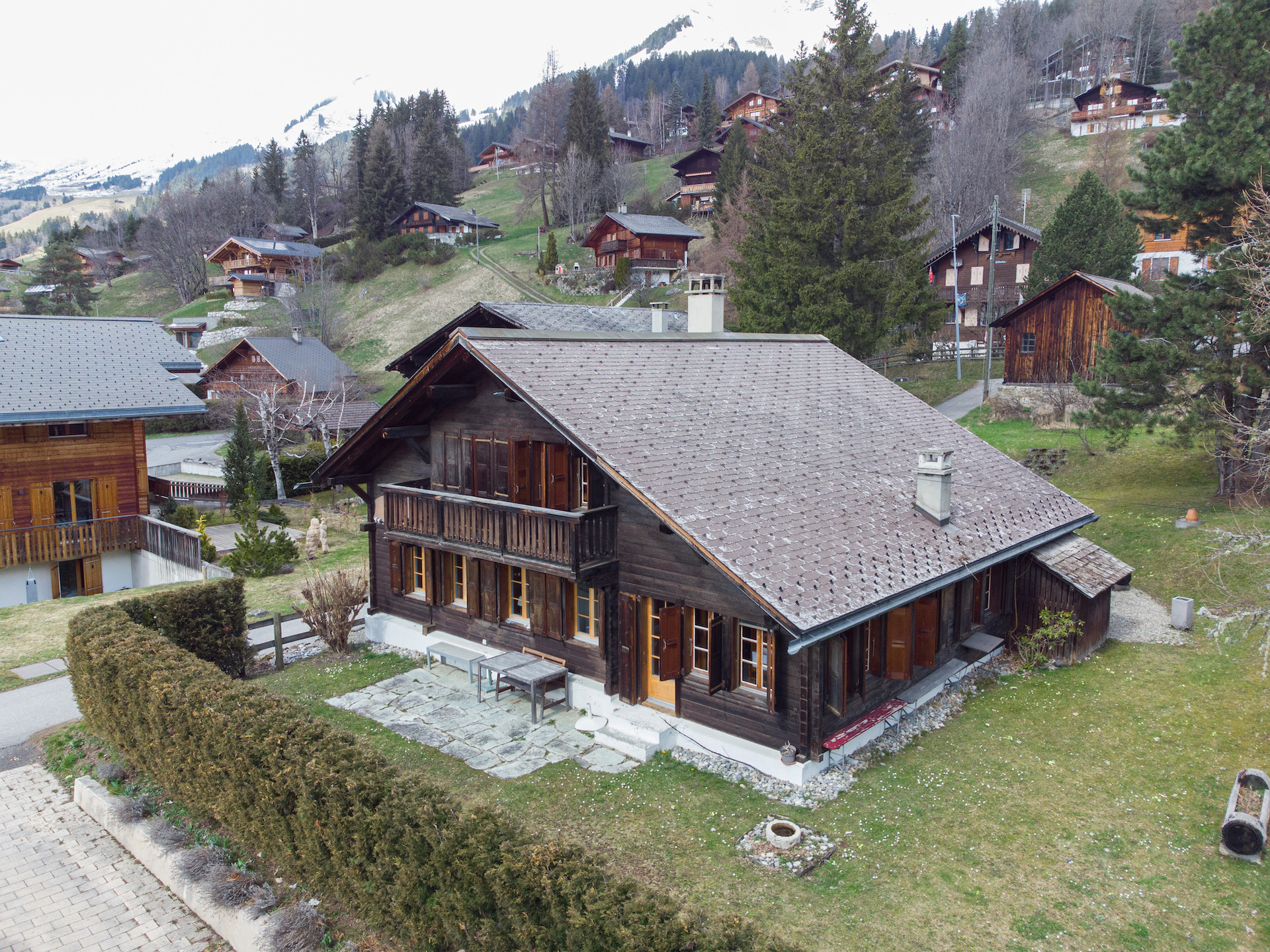 Alpines Chalet in Hanglage
