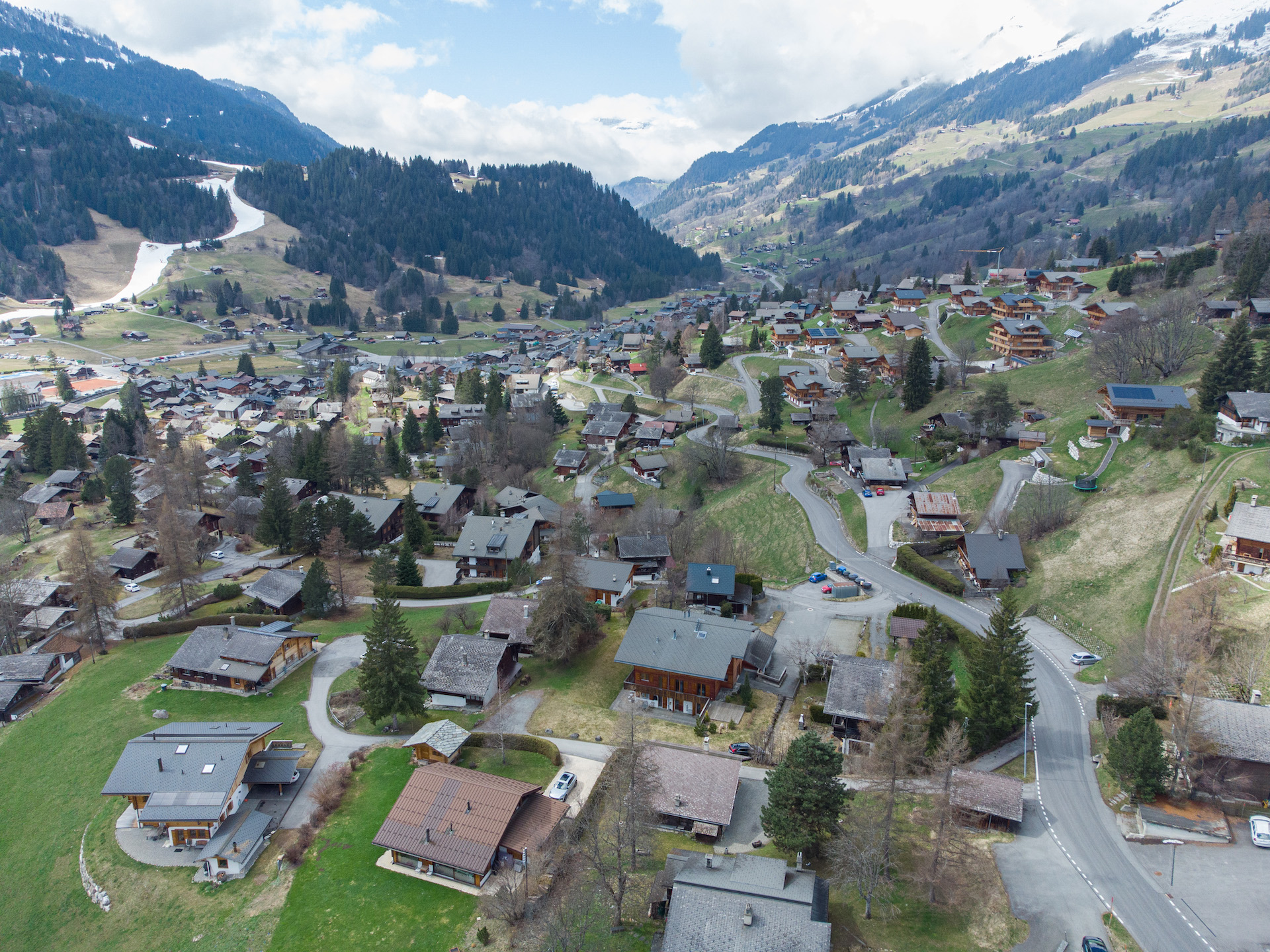 Alpen-Siedlung aus der Luft