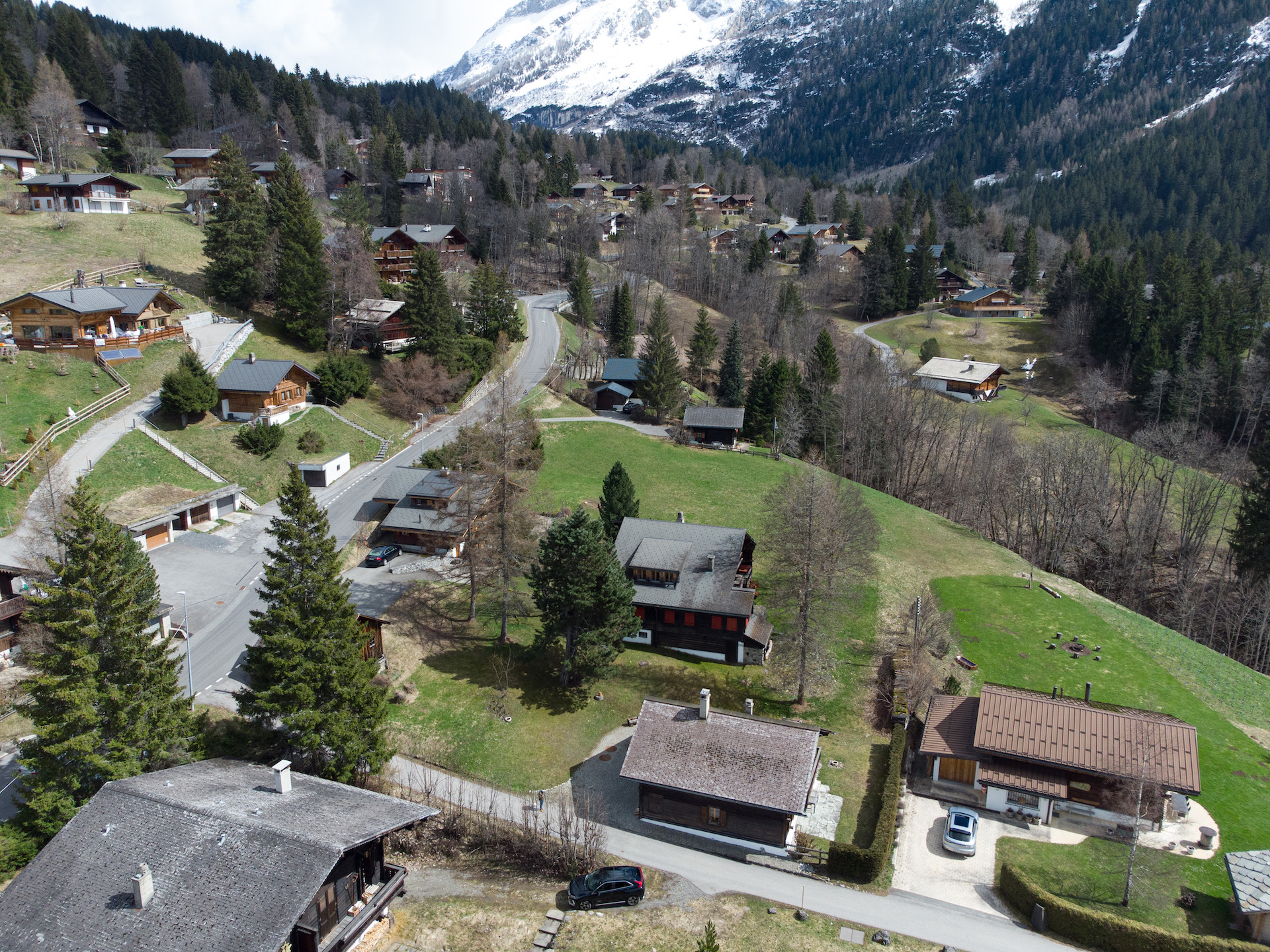 Alpen-Dorflandschaft mit Chalets