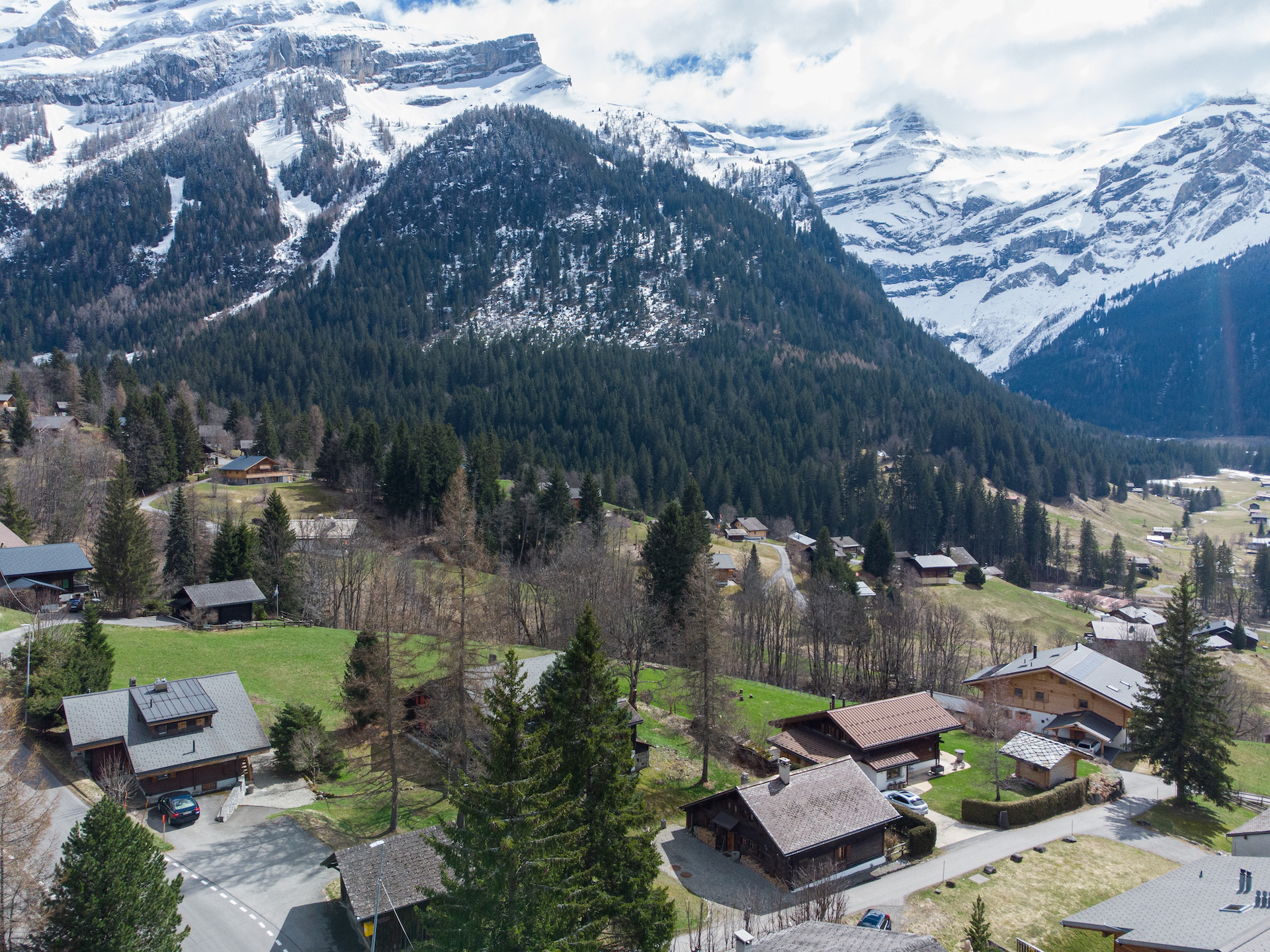 Alpines Dorfpanorama mit schneebedeckten Bergen
