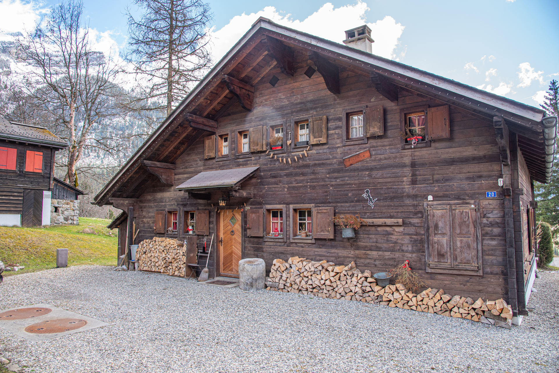 Alpines Holzhaus mit rustikaler Fassade