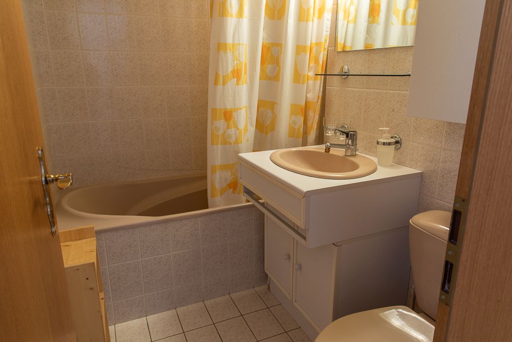 Kompaktes Badezimmer mit Badewanne und Waschtisch