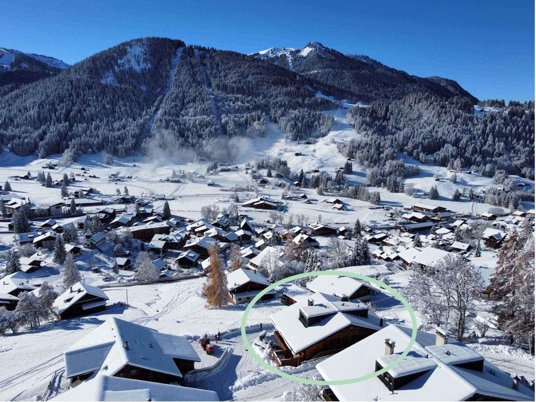 Verschneites Alpendorf aus der Luft