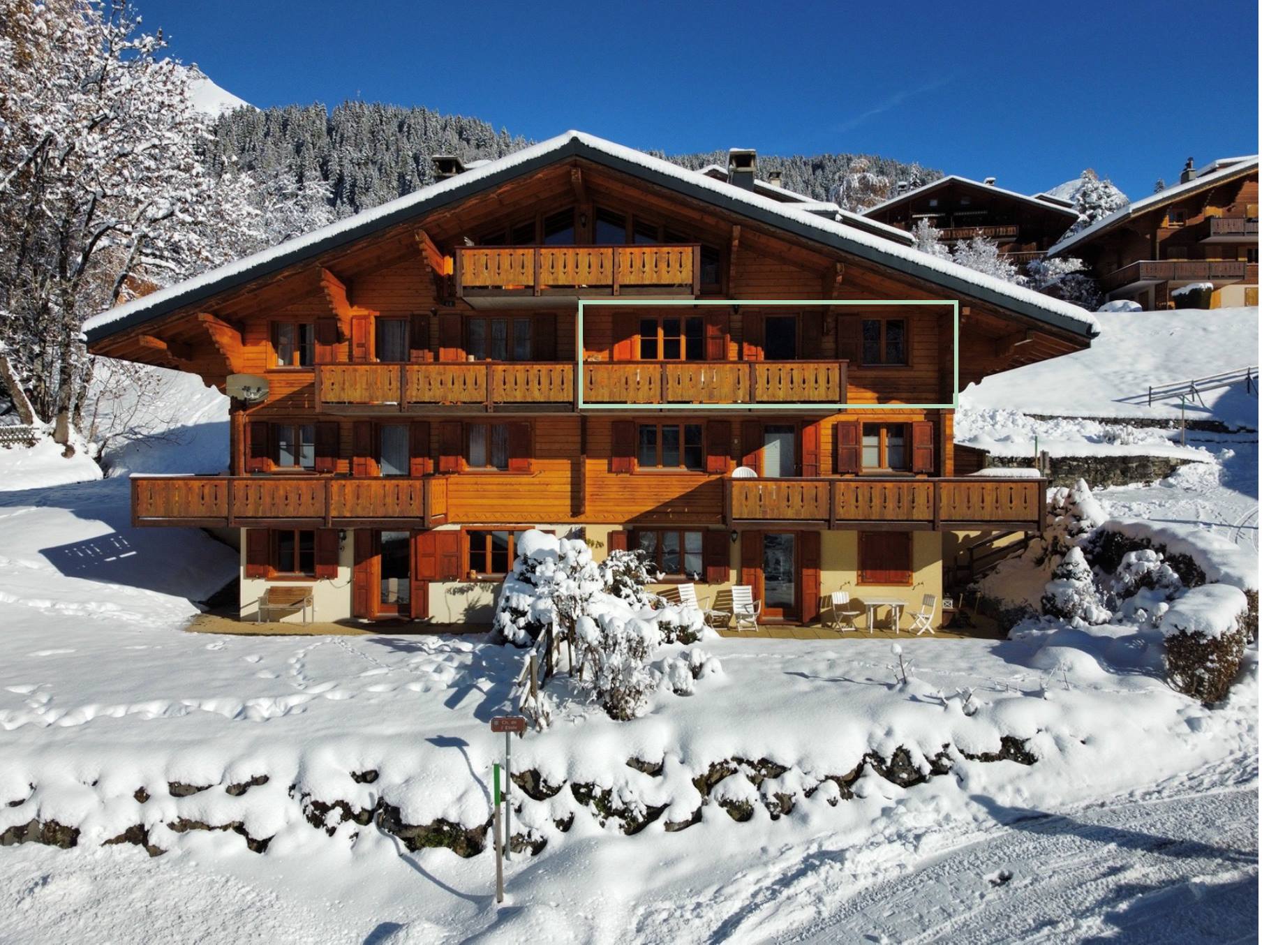Verschneites Chalet mit Balkonen