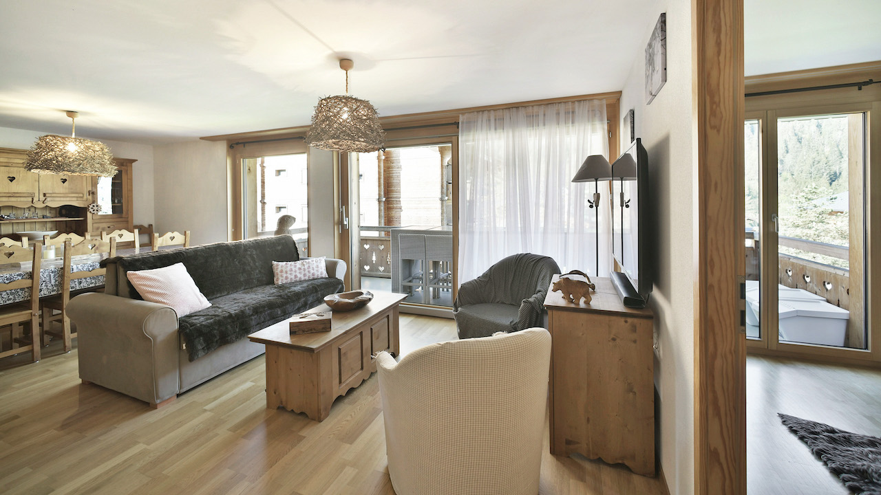Gemütlicher Wohnbereich mit sichtbarer Loggia